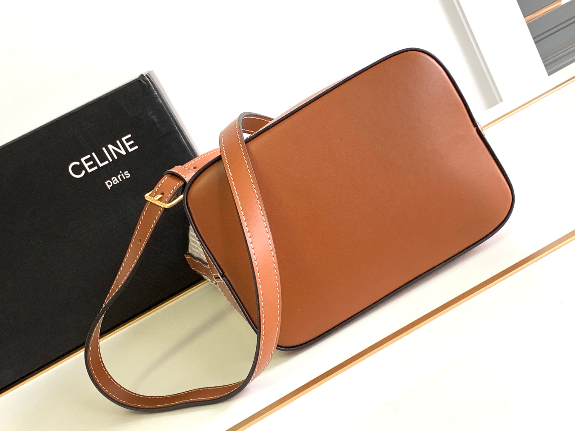 Ce**e small bucket cuir triomphe
