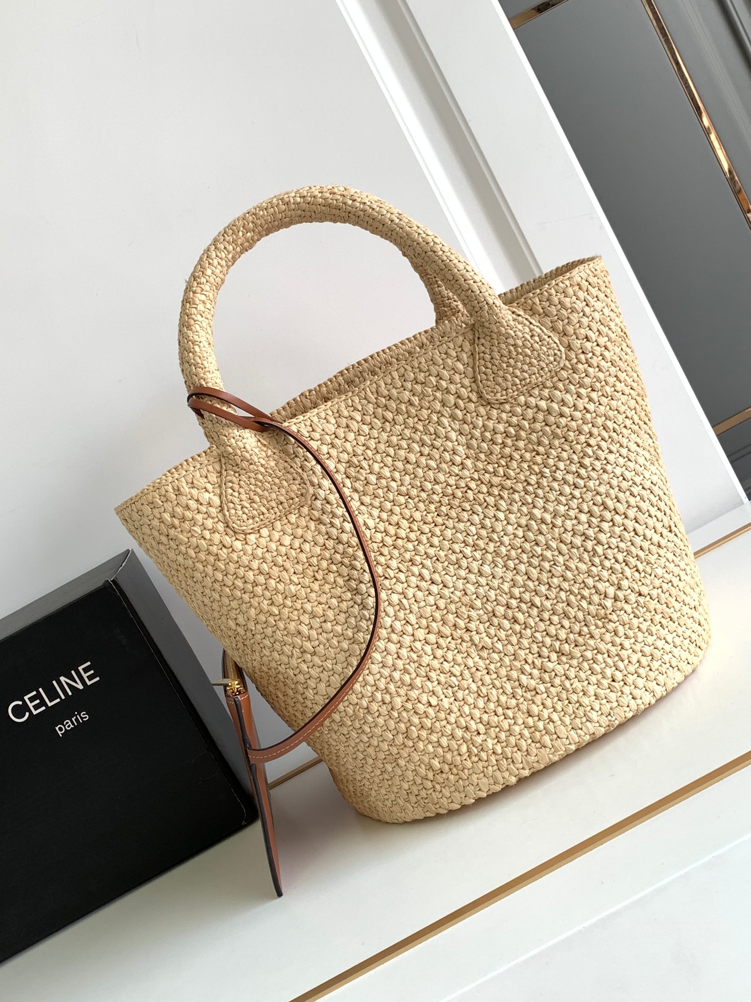 ce**e S*pple small triomphe ce**e classic panier in raffia and calfskin