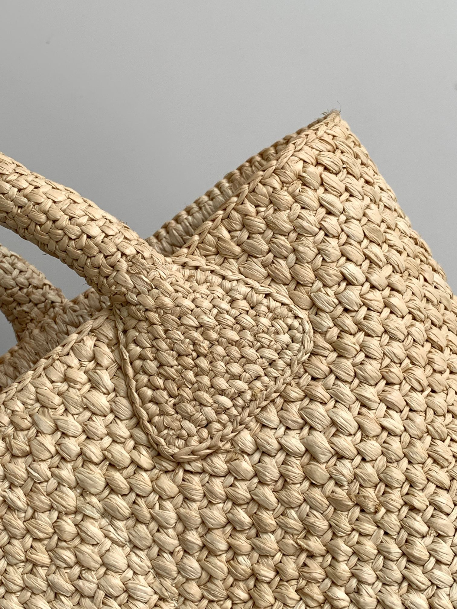 ce**e S*pple small triomphe ce**e classic panier in raffia and calfskin