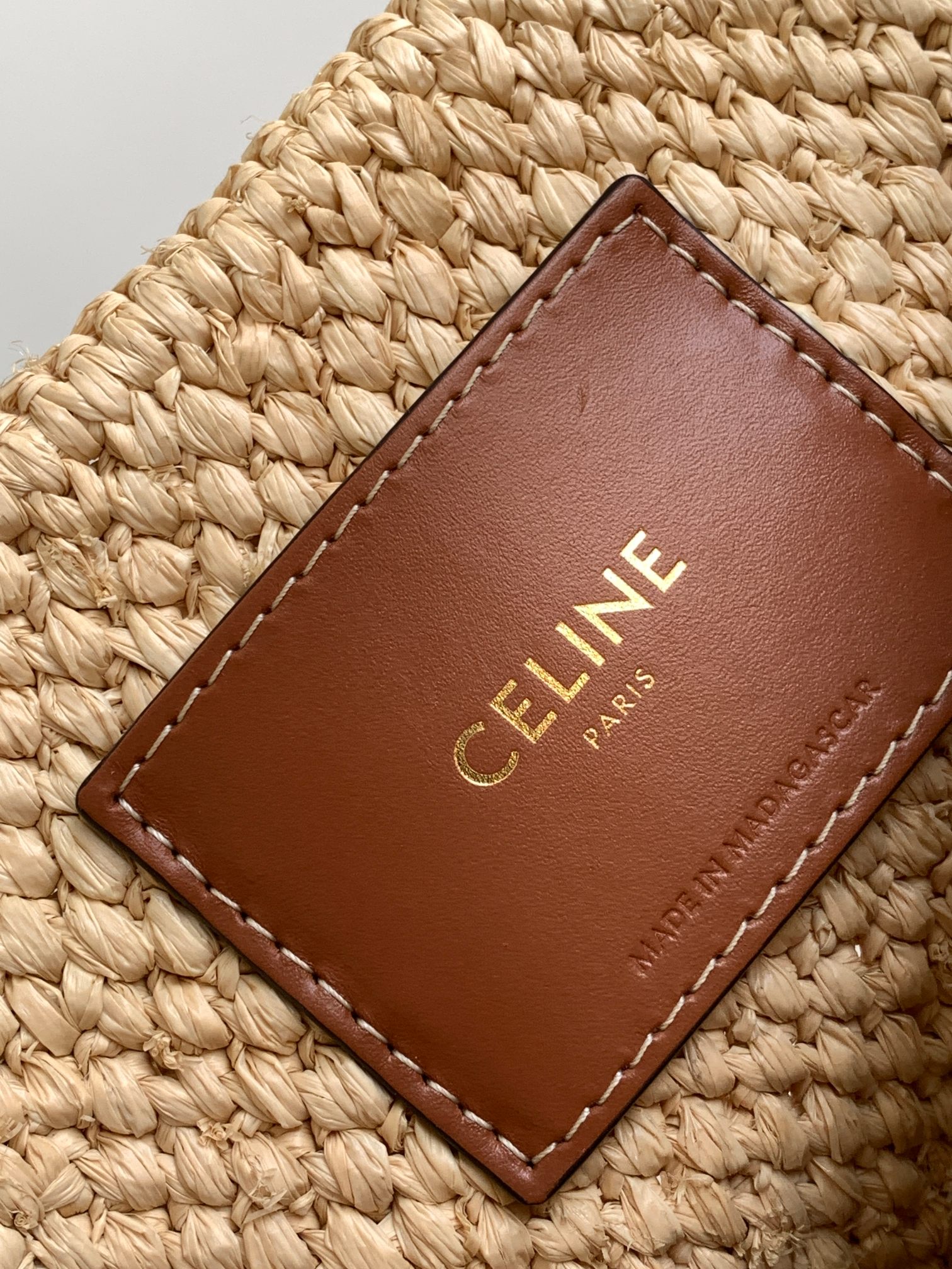 ce**e S*pple small triomphe ce**e classic panier in raffia and calfskin
