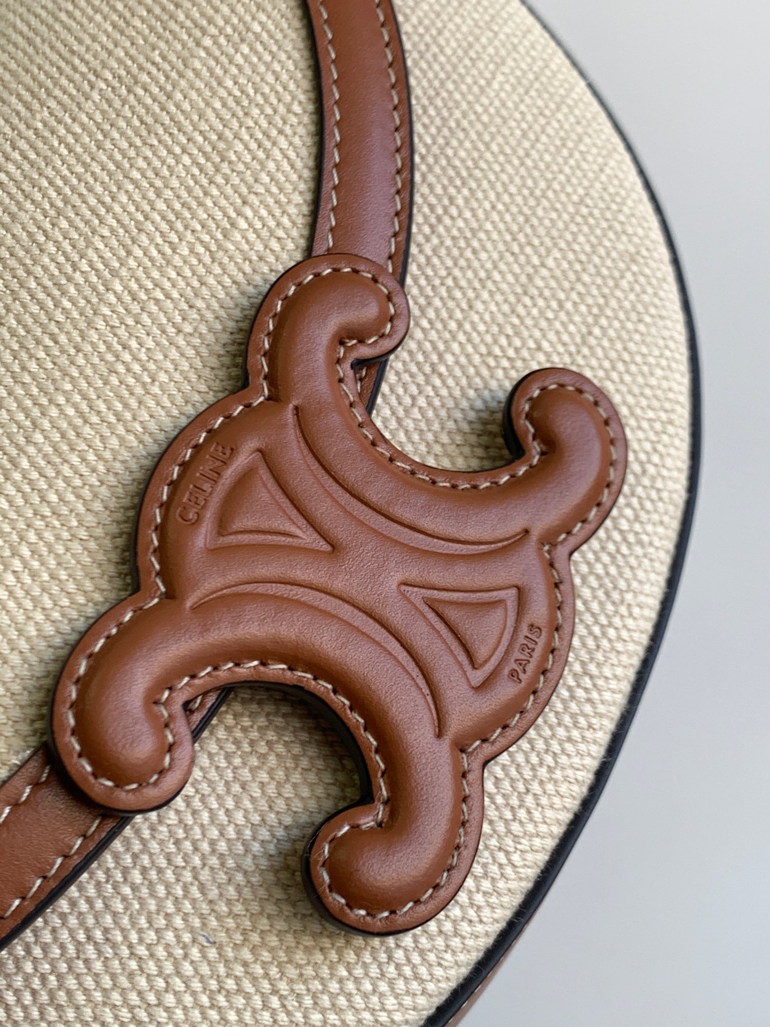 Ce**e besace cuir triomphe