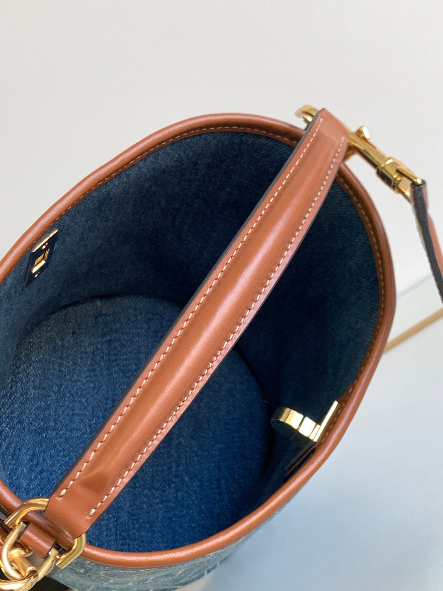Ce**e mini bucket 16