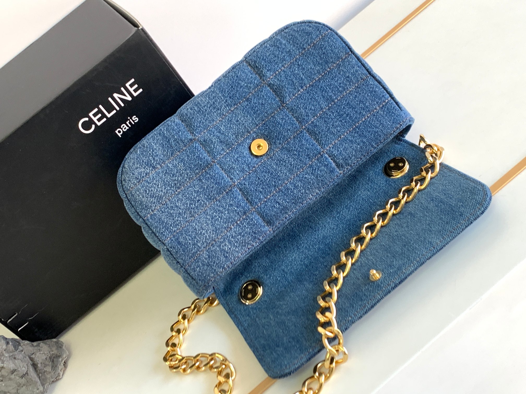Ce**e chain shoulder bag matelasse monochrome
