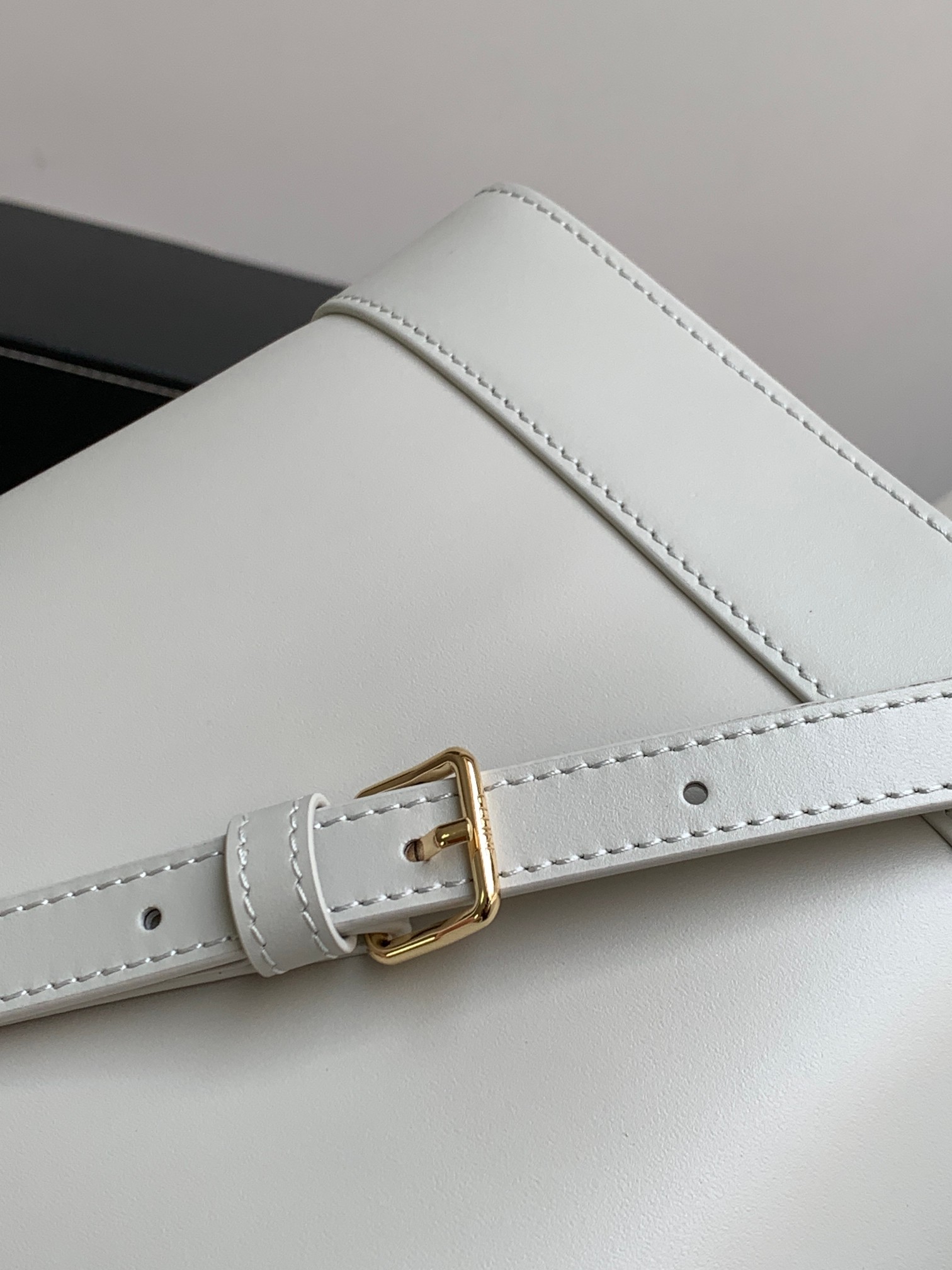 Ce**e small bucket cuir triomphe
