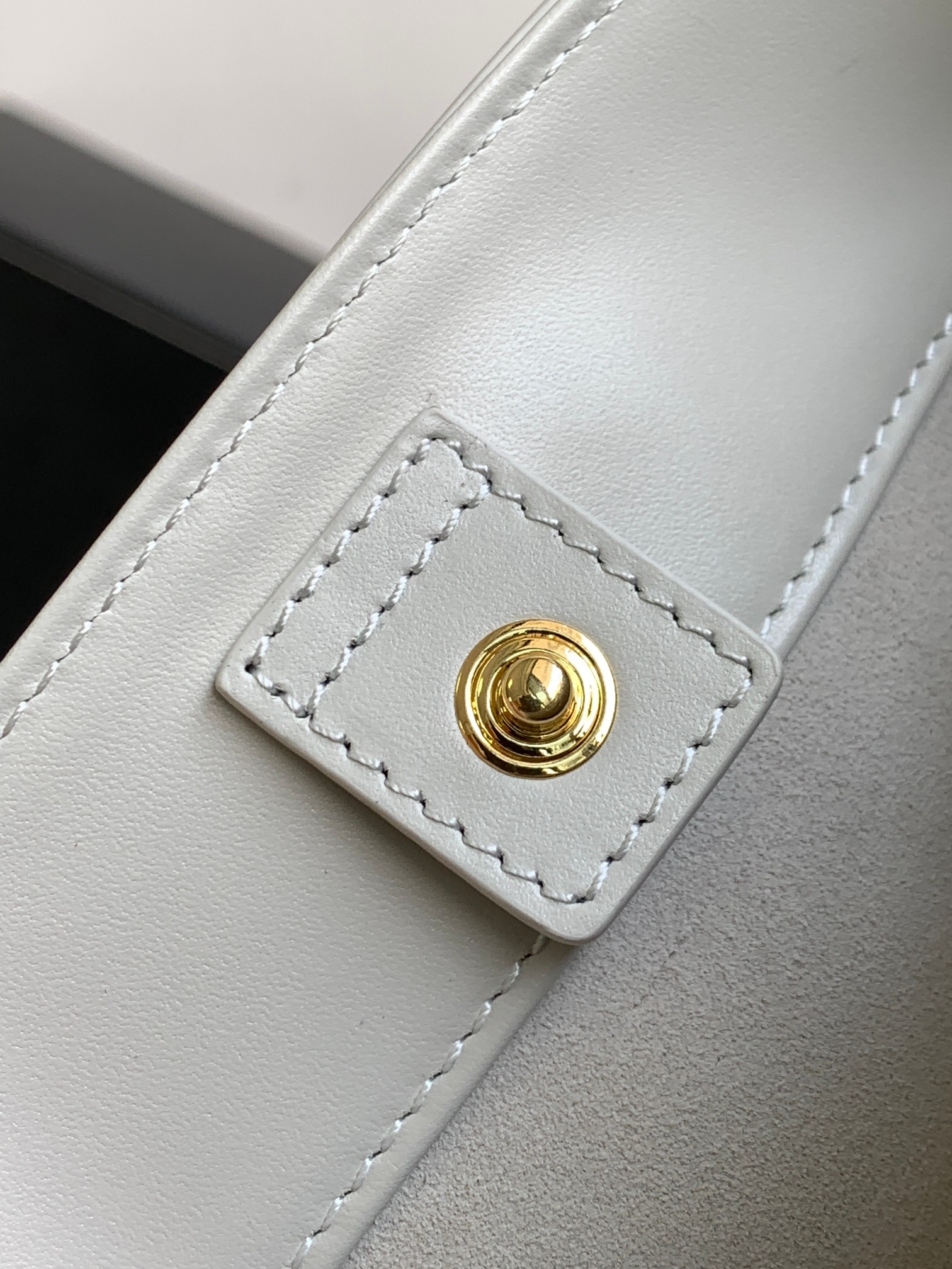 Ce**e small bucket cuir triomphe