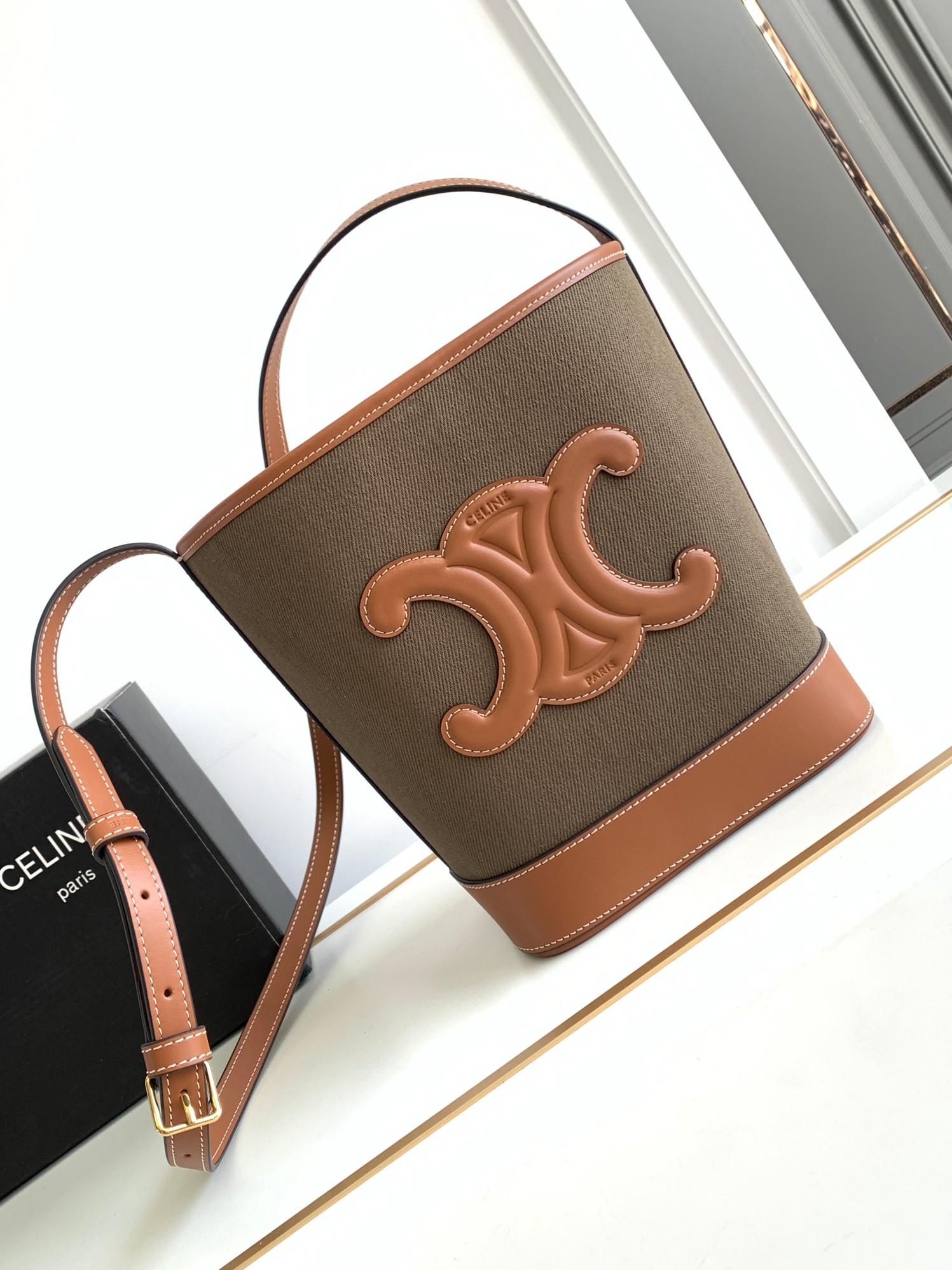 Ce**e small bucket cuir triomphe