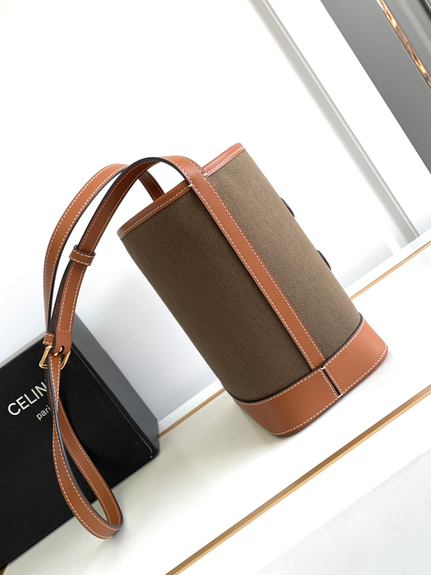 Ce**e small bucket cuir triomphe