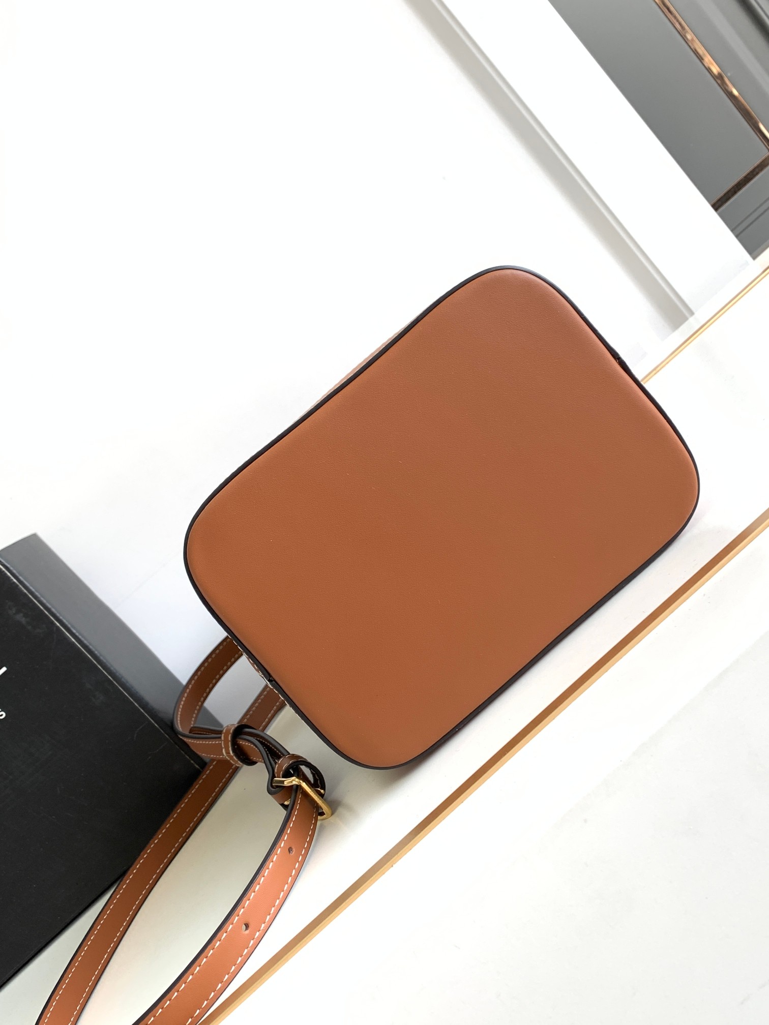 Ce**e small bucket cuir triomphe