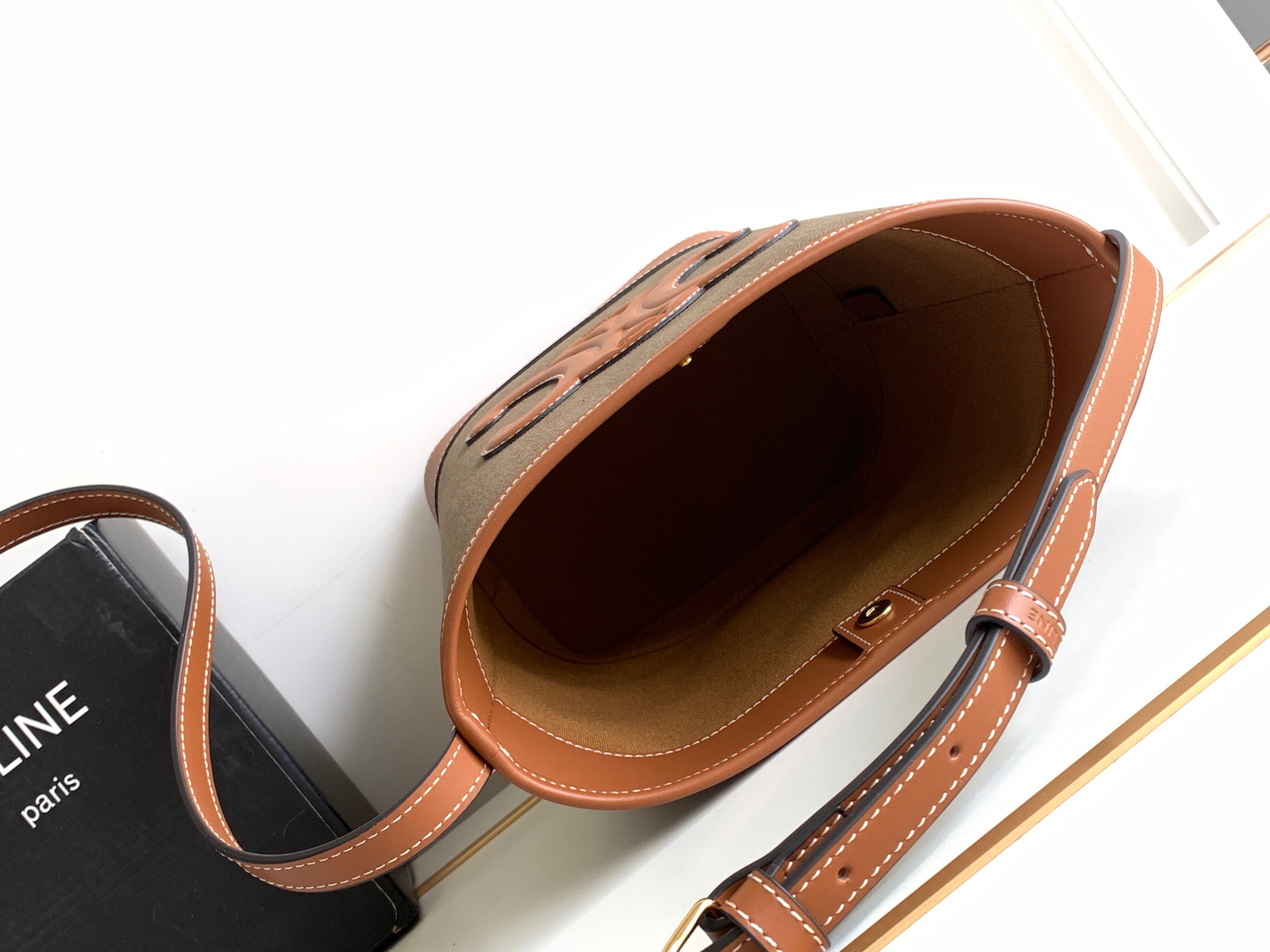 Ce**e small bucket cuir triomphe