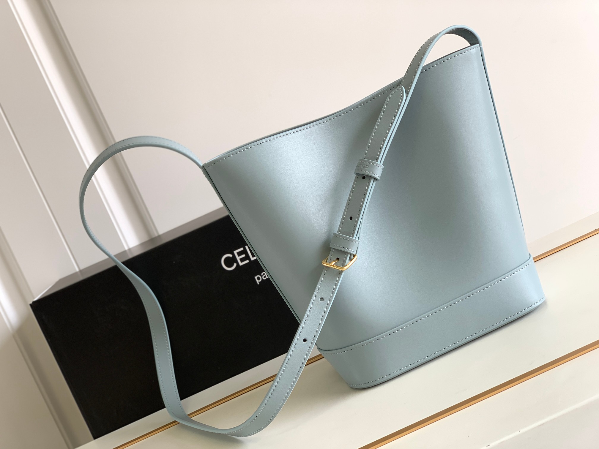 Ce**e bucket cuir triomphe bag