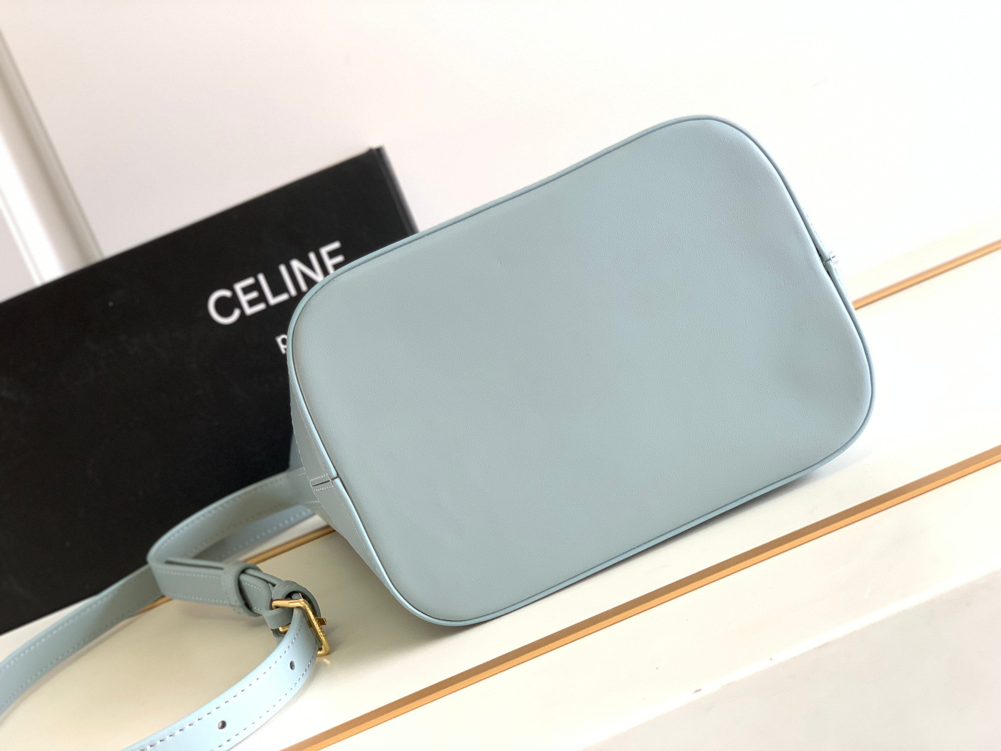 Ce**e bucket cuir triomphe bag