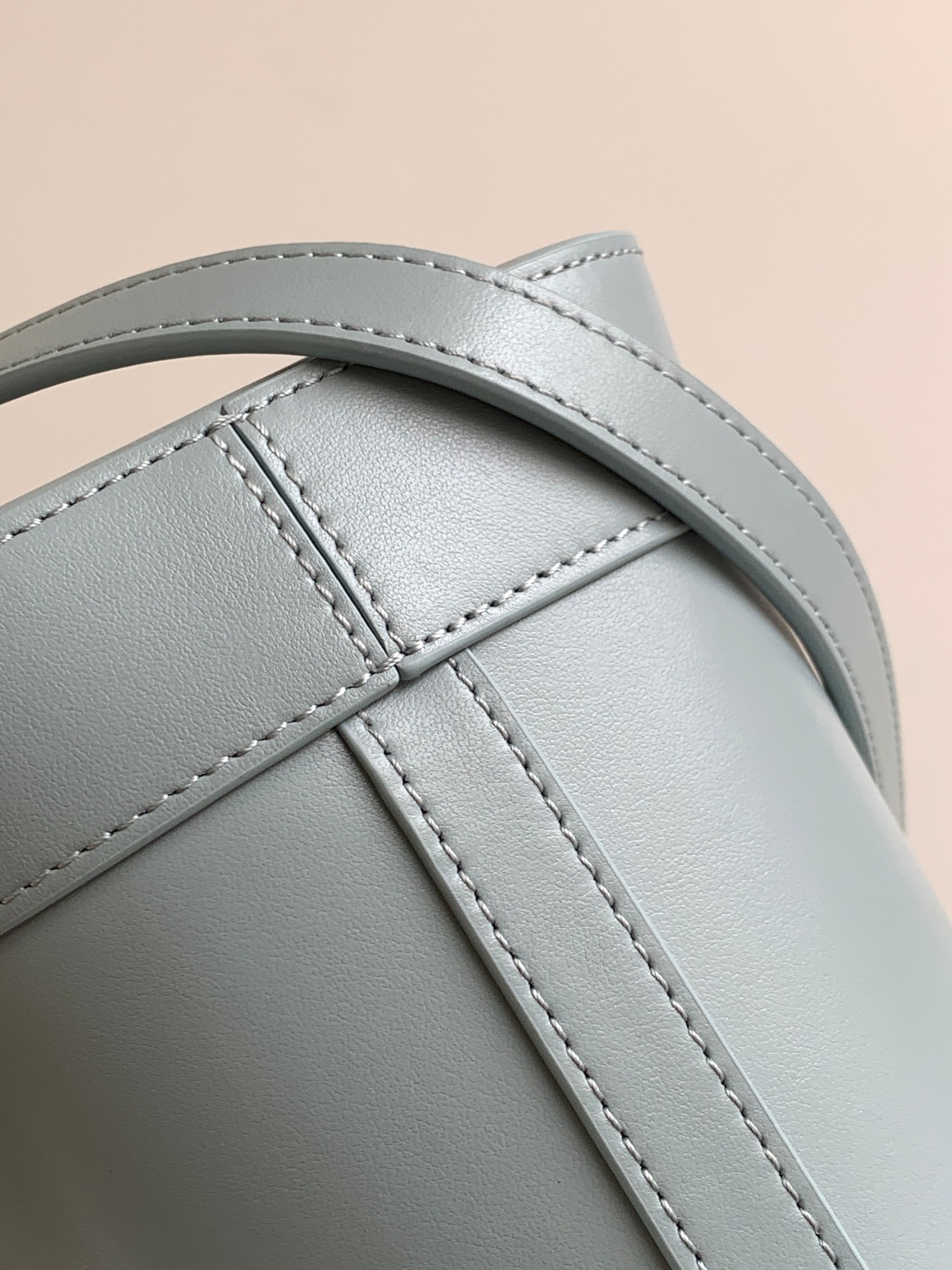 Ce**e bucket cuir triomphe bag