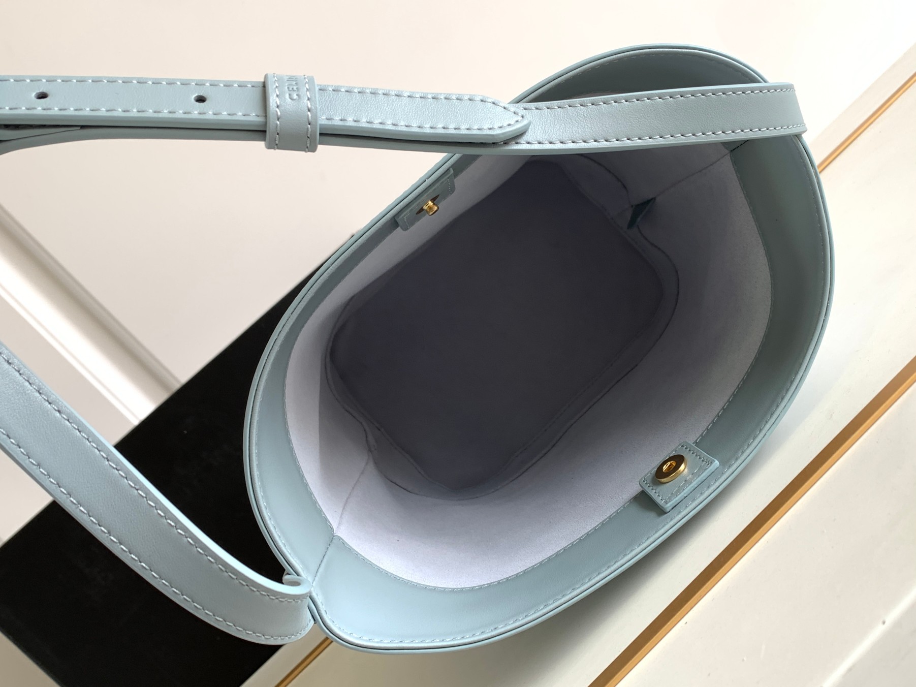 Ce**e bucket cuir triomphe bag