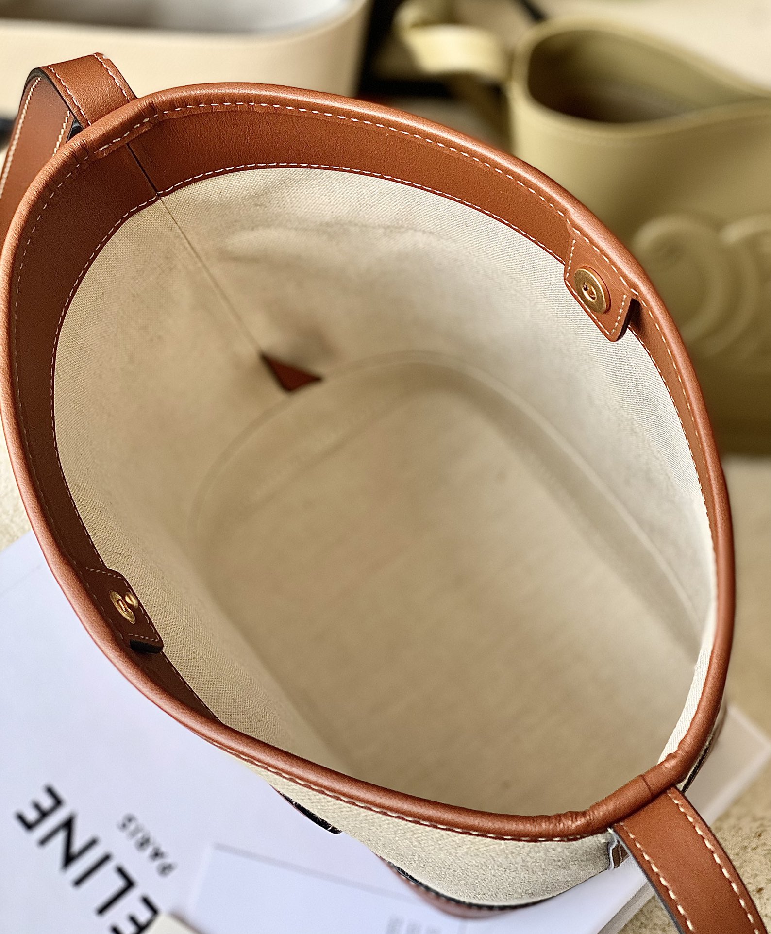 Ce**e bucket cuir triomphe bag