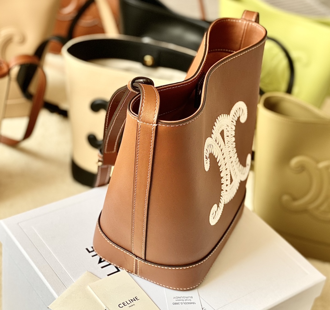 Ce**e bucket cuir triomphe bag