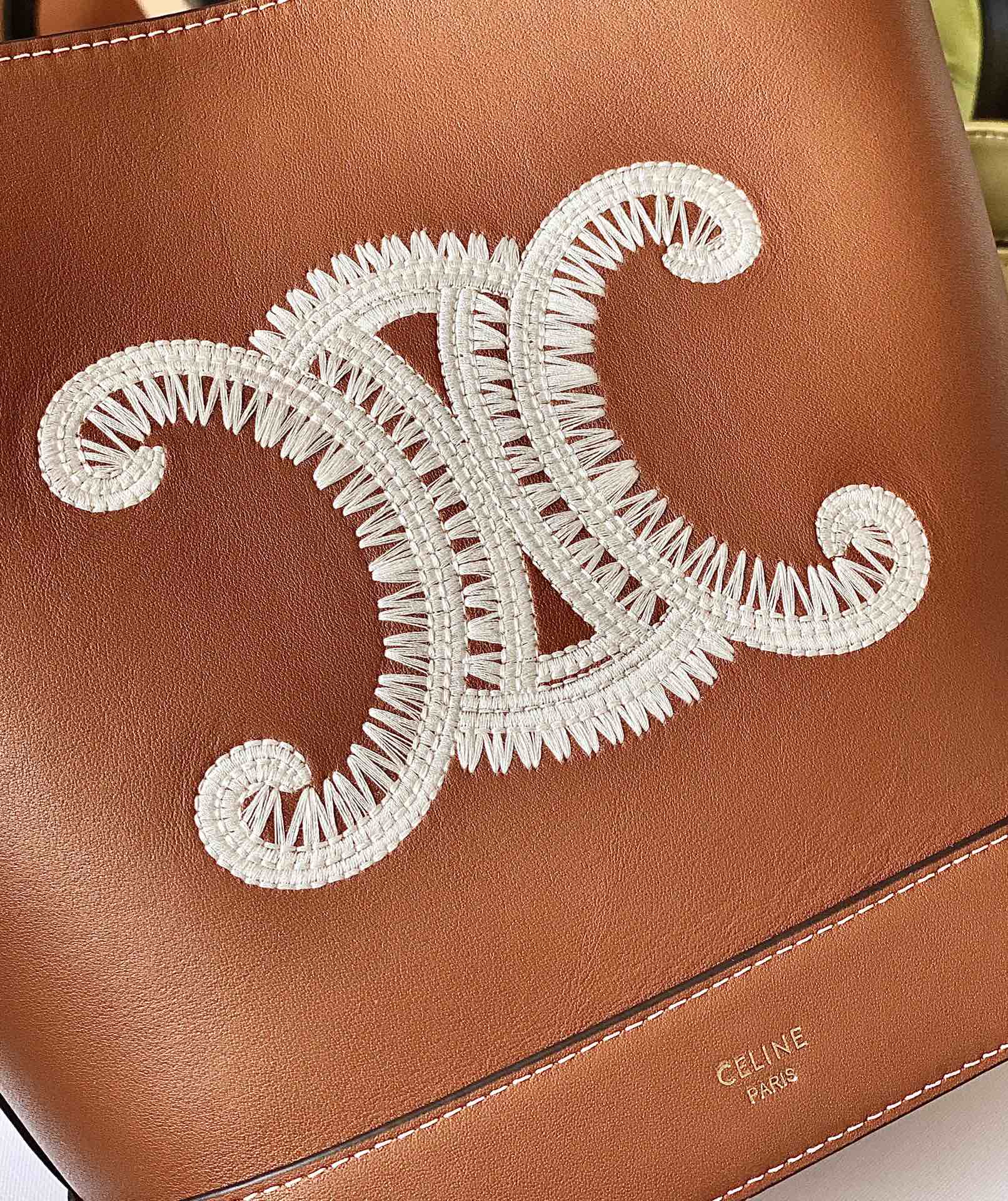 Ce**e bucket cuir triomphe bag