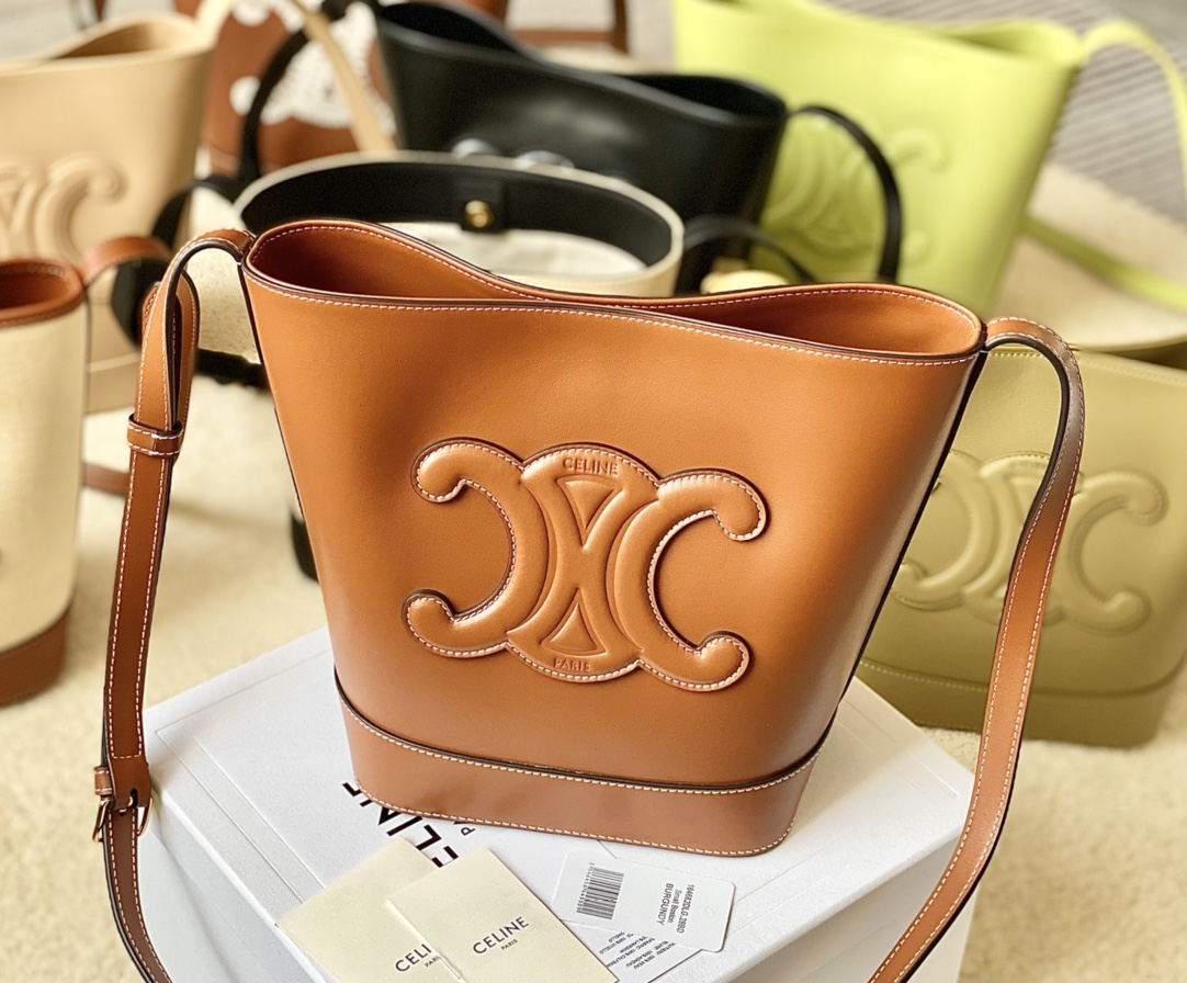 Ce**e bucket cuir triomphe bag