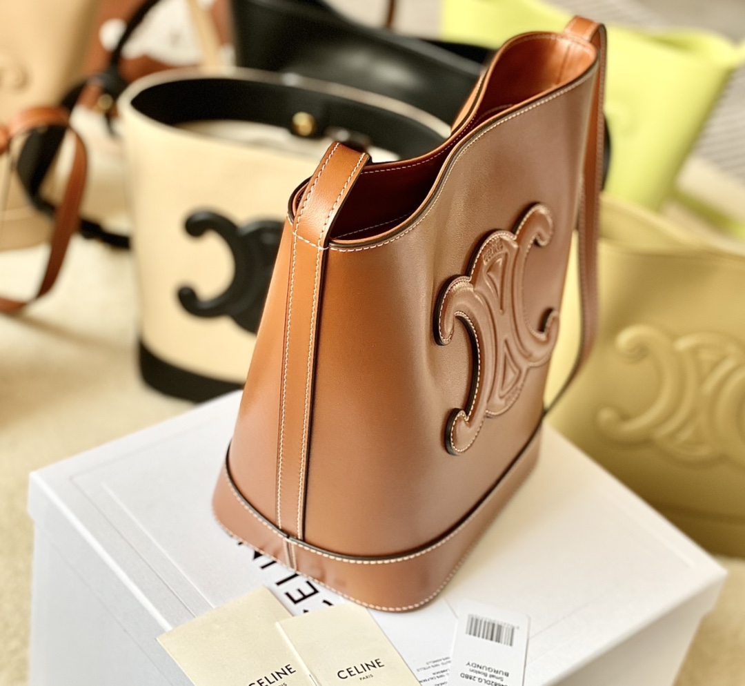 Ce**e bucket cuir triomphe bag
