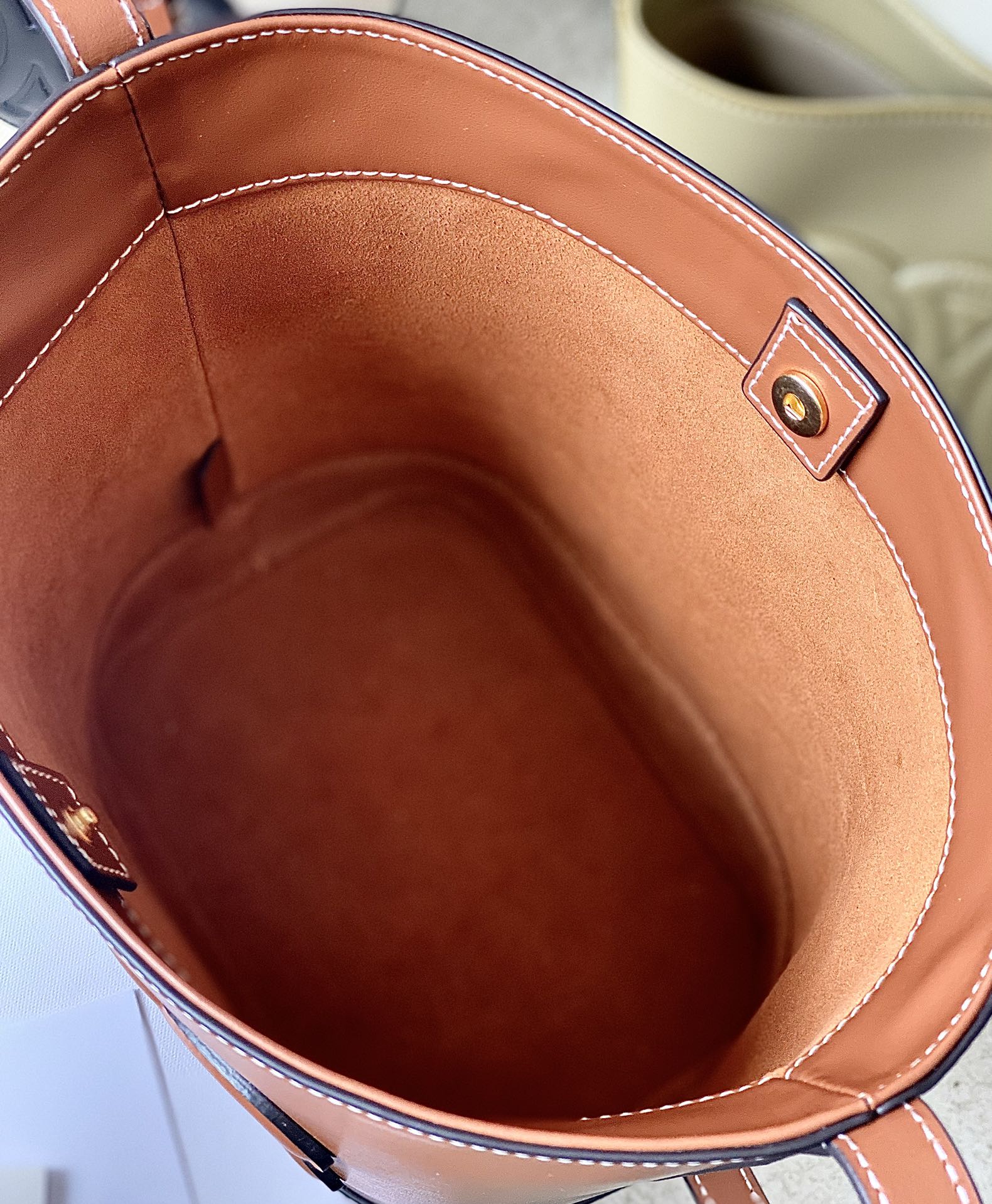 Ce**e bucket cuir triomphe bag