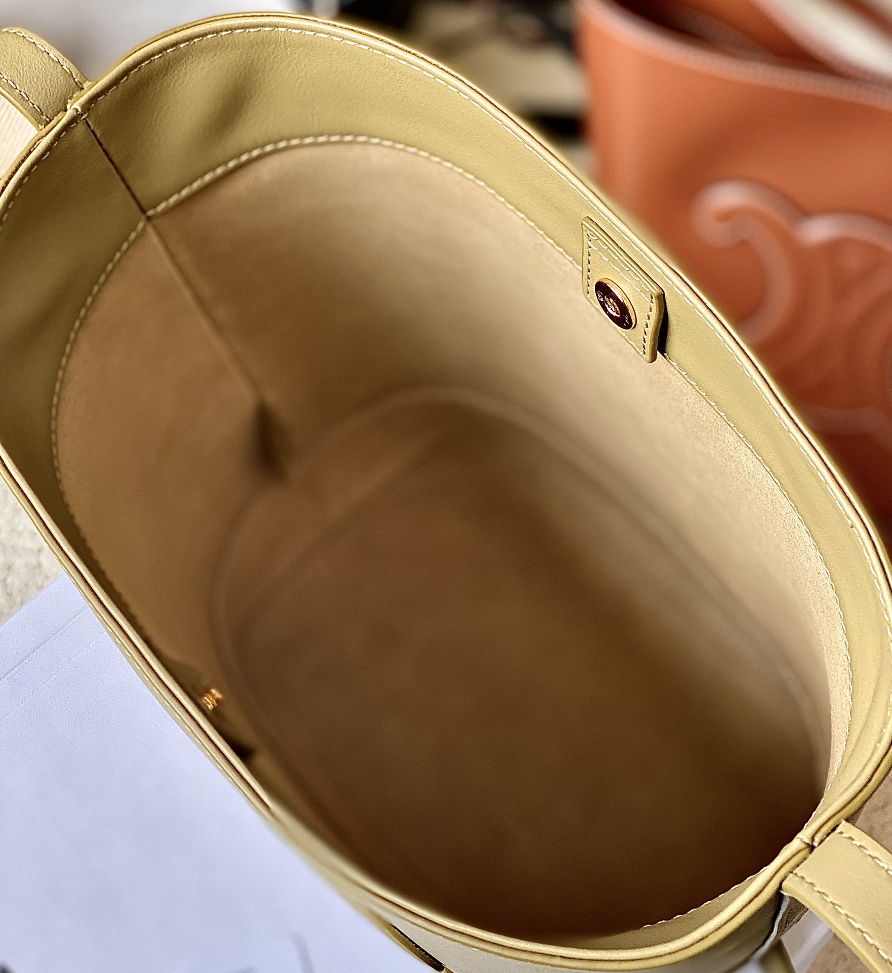 Ce**e bucket cuir triomphe bag