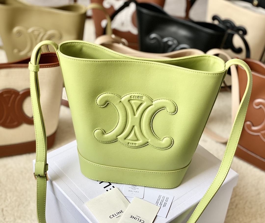 Ce**e bucket cuir triomphe bag