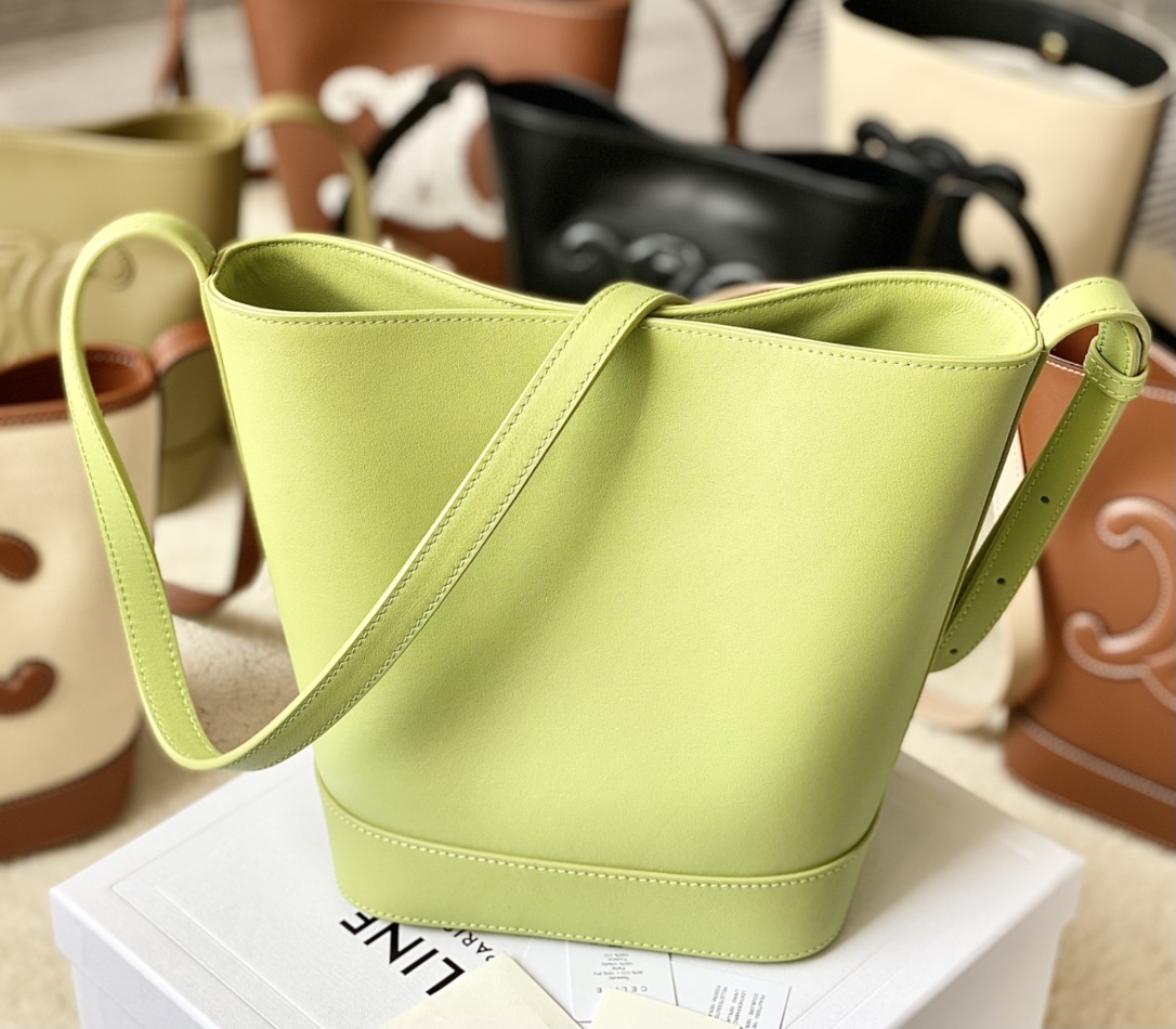 Ce**e bucket cuir triomphe bag