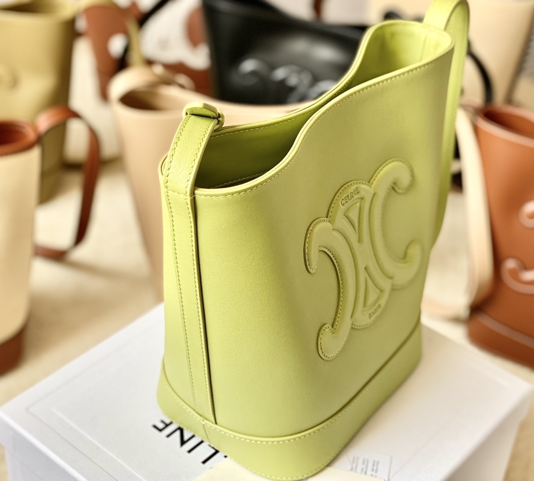 Ce**e bucket cuir triomphe bag