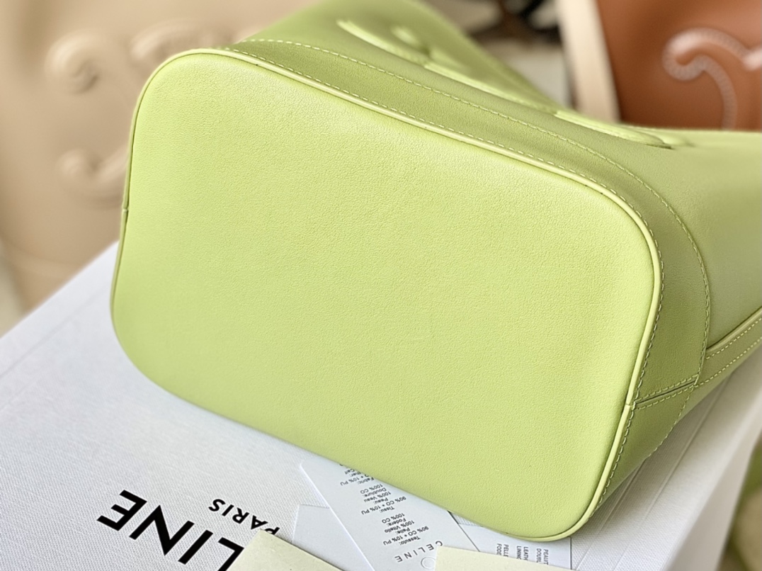 Ce**e bucket cuir triomphe bag