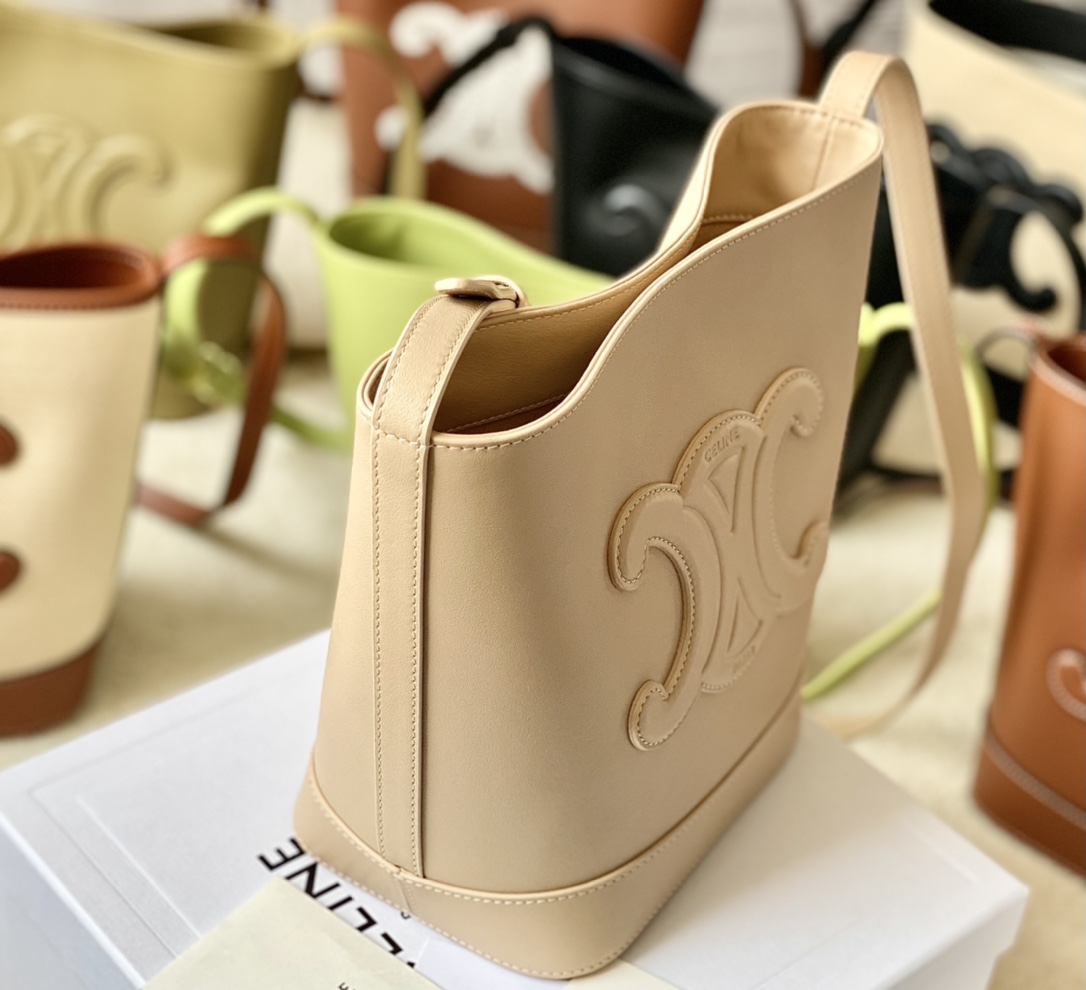 Ce**e bucket cuir triomphe bag