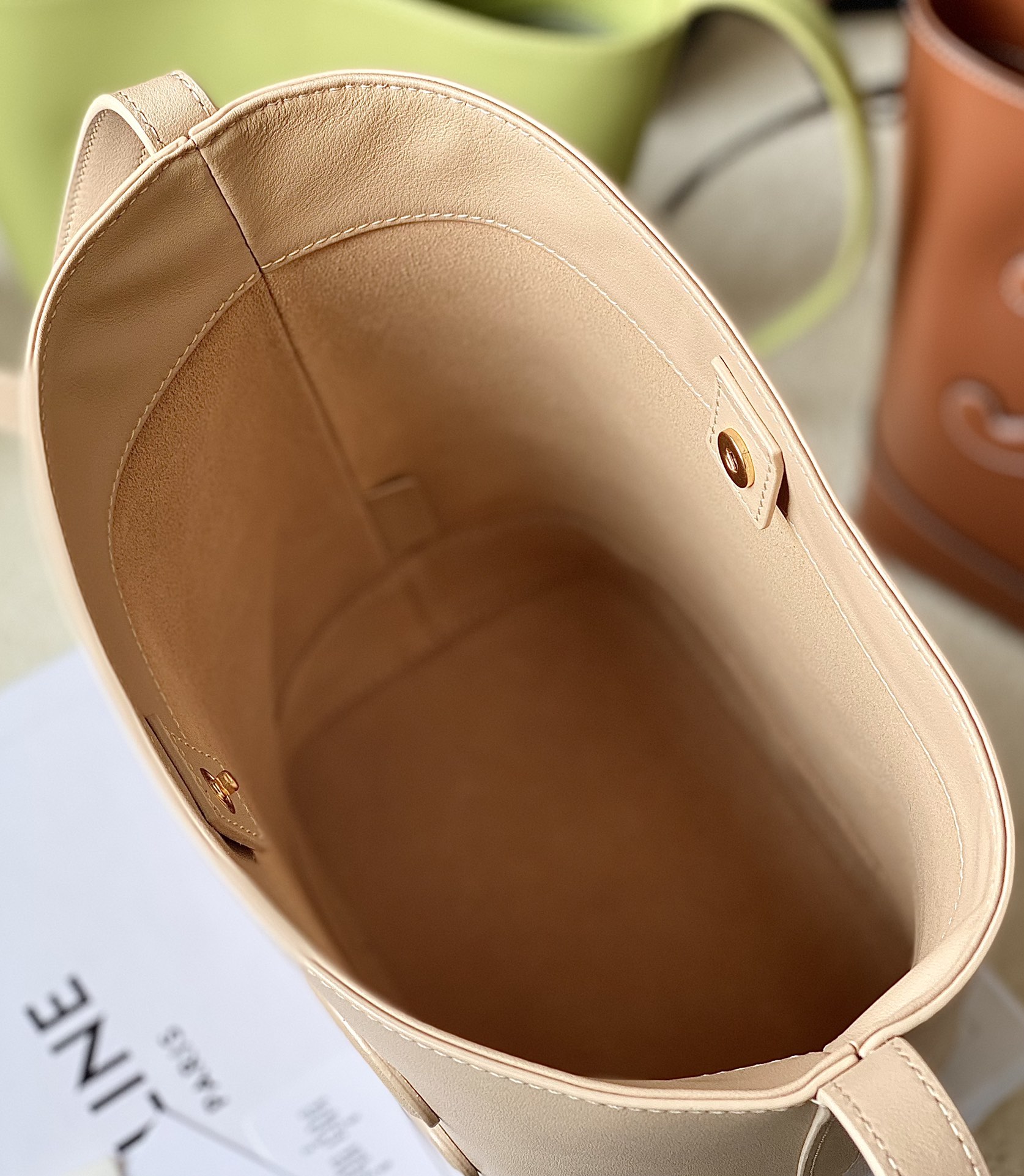 Ce**e bucket cuir triomphe bag
