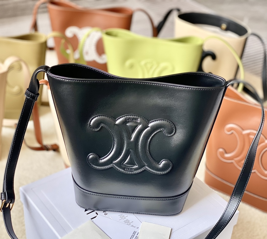 Ce**e bucket cuir triomphe bag