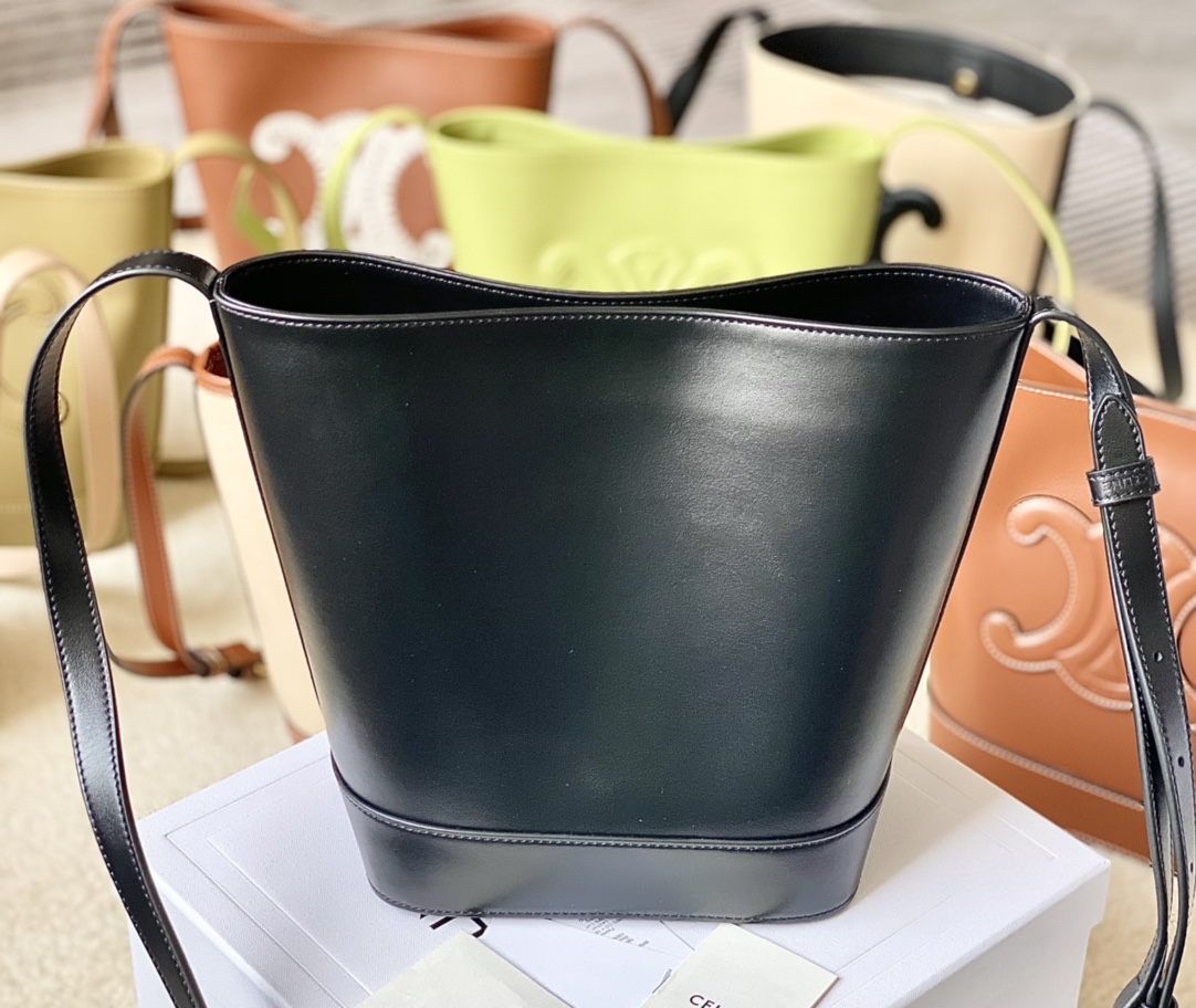 Ce**e bucket cuir triomphe bag