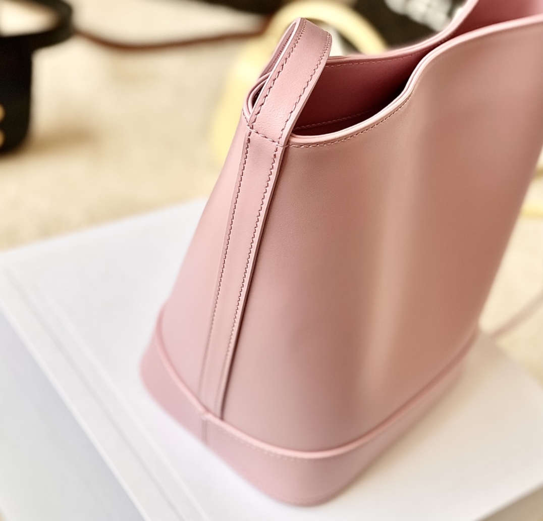 Ce**e bucket cuir triomphe bag