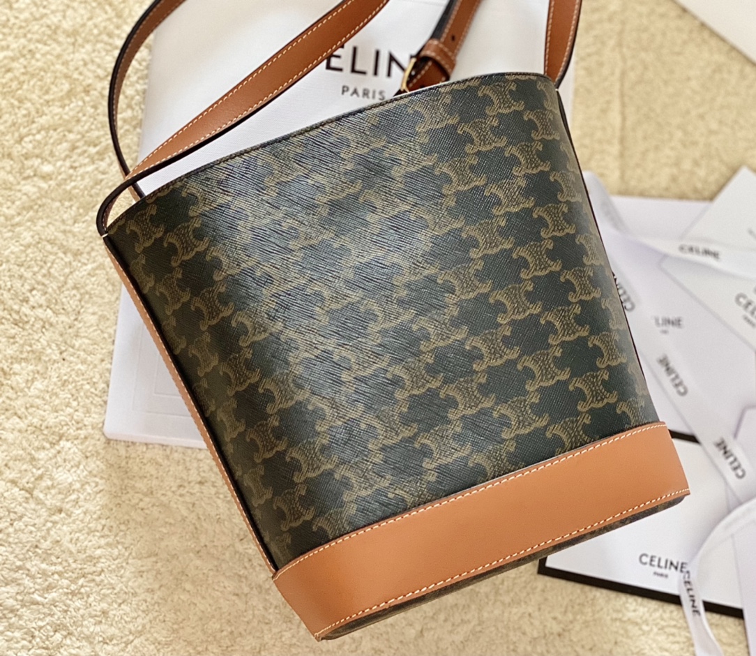 Ce**e bucket cuir triomphe bag
