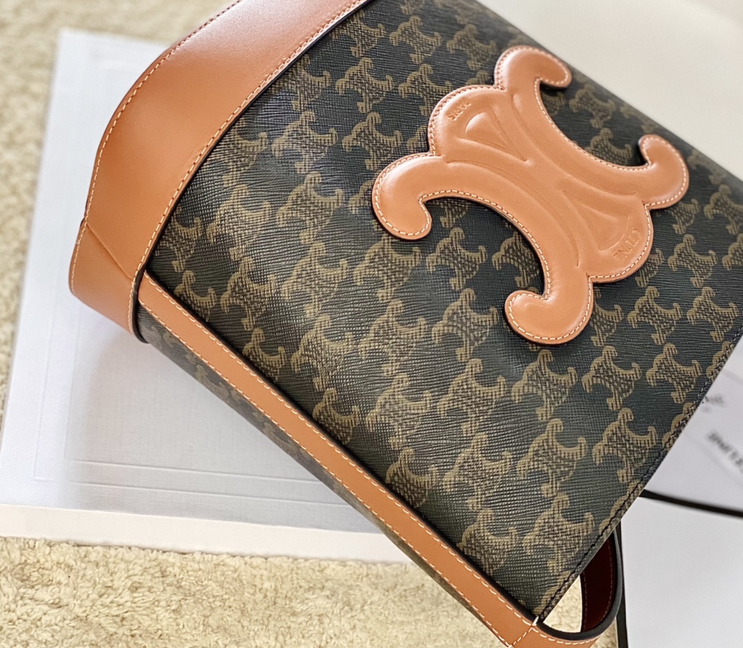 Ce**e bucket cuir triomphe bag