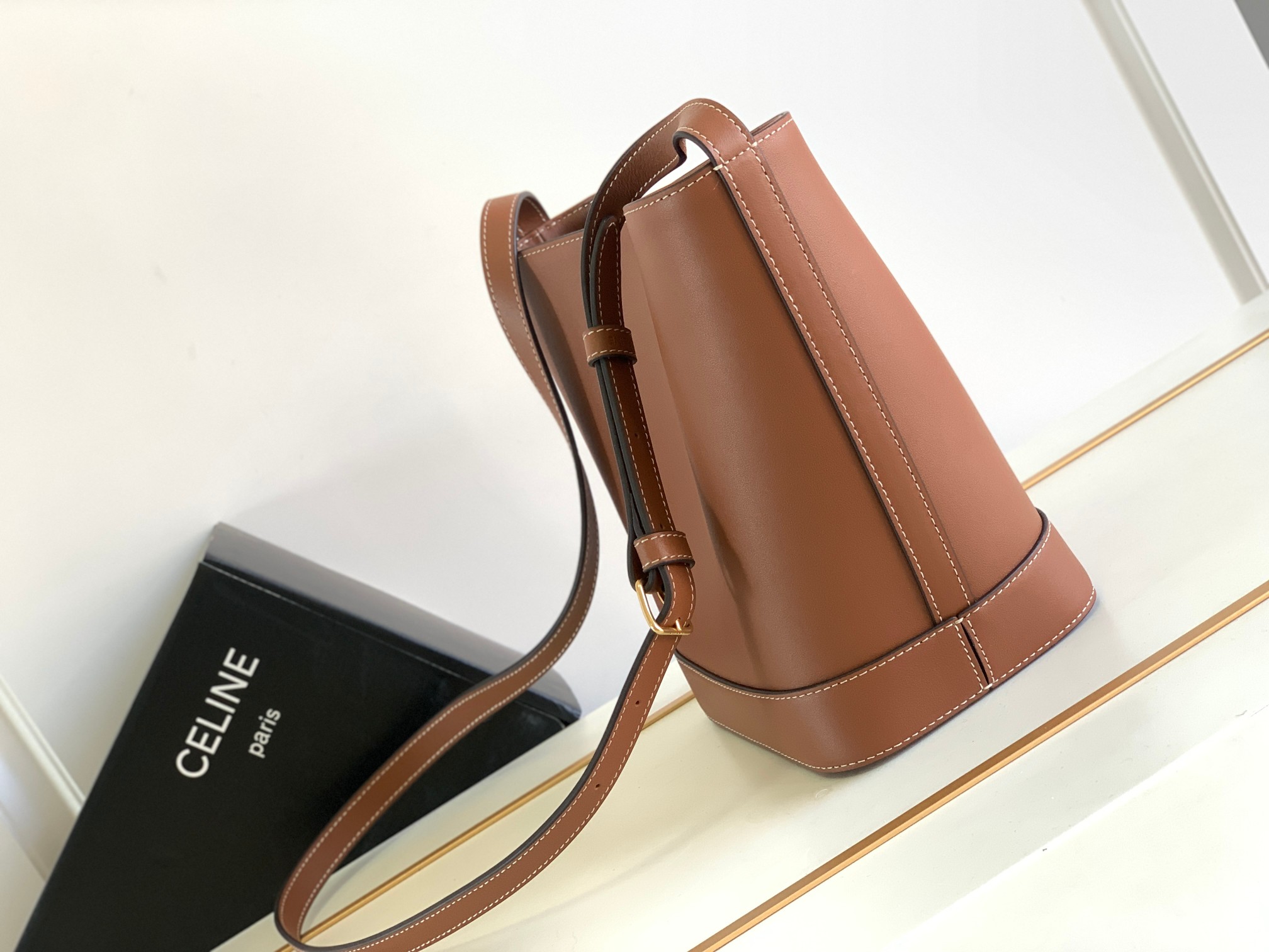 Ce**e bucket cuir triomphe bag