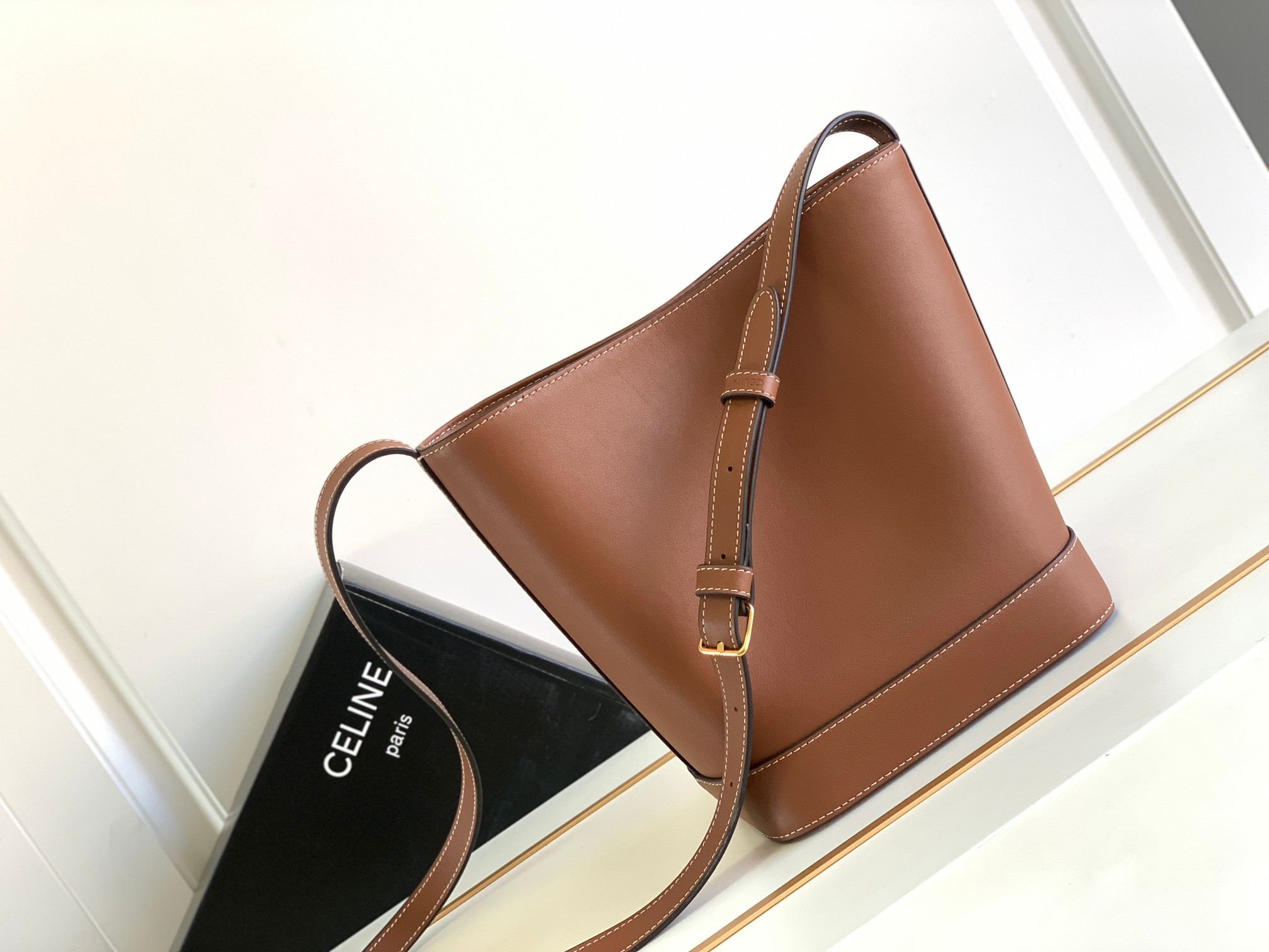 Ce**e bucket cuir triomphe bag
