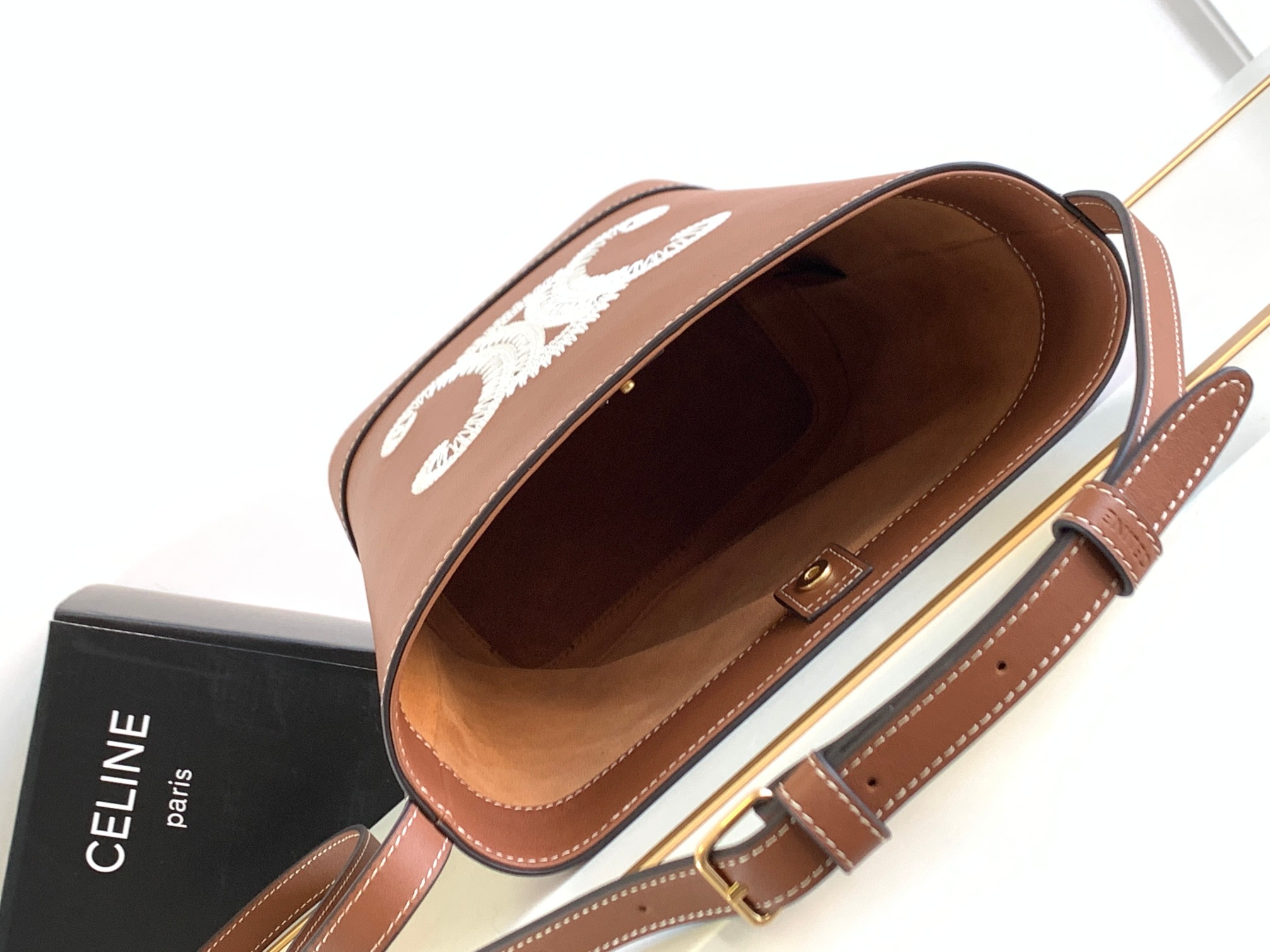 Ce**e bucket cuir triomphe bag
