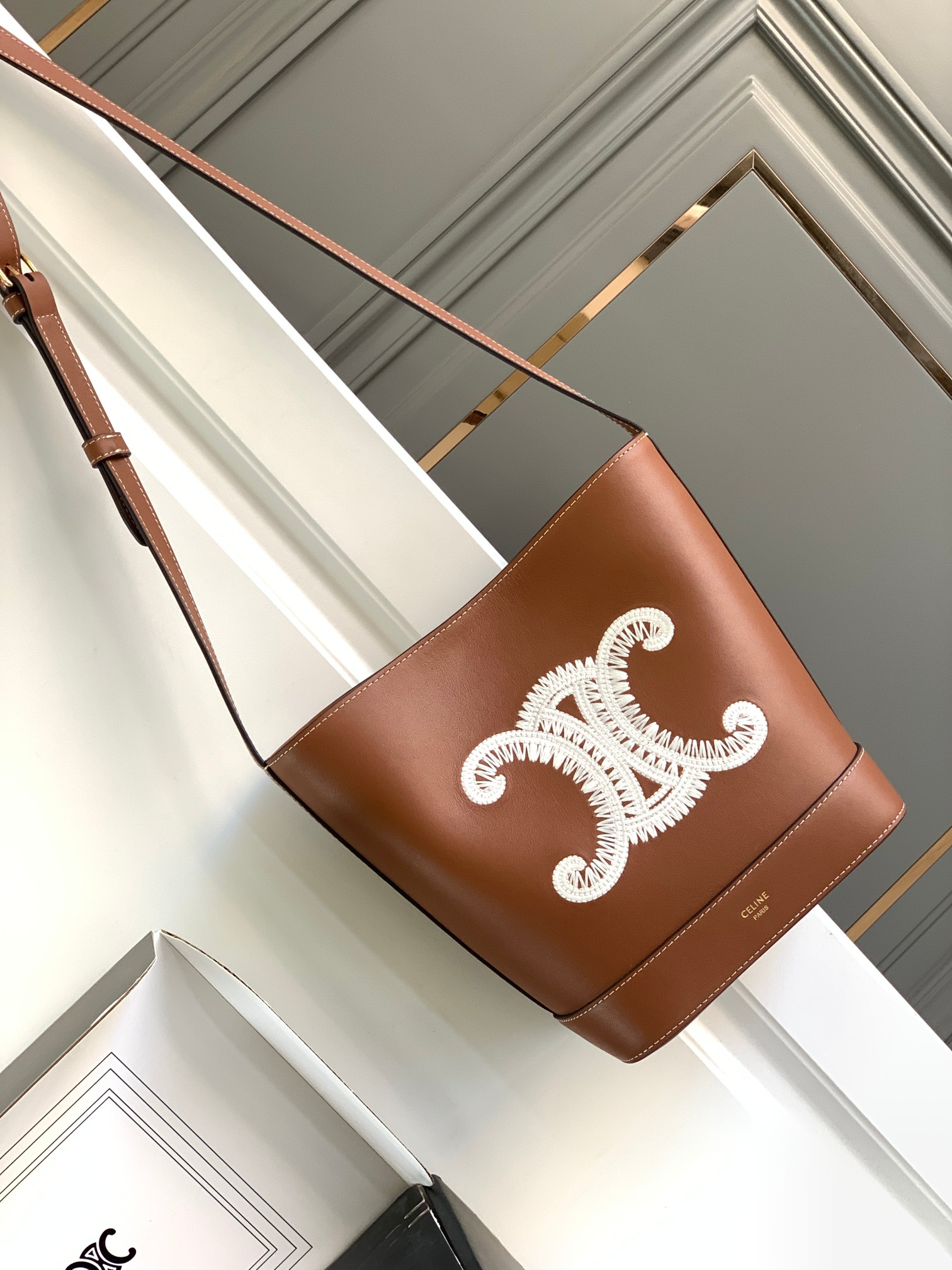Ce**e bucket cuir triomphe bag