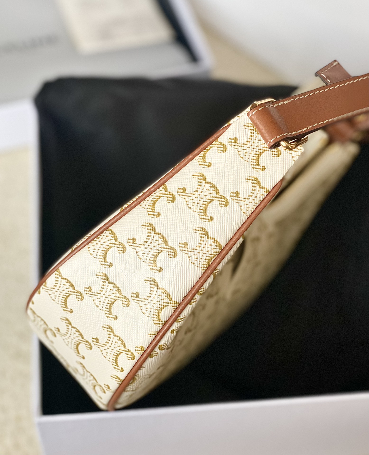 Ce**e ava triomphe soft bag