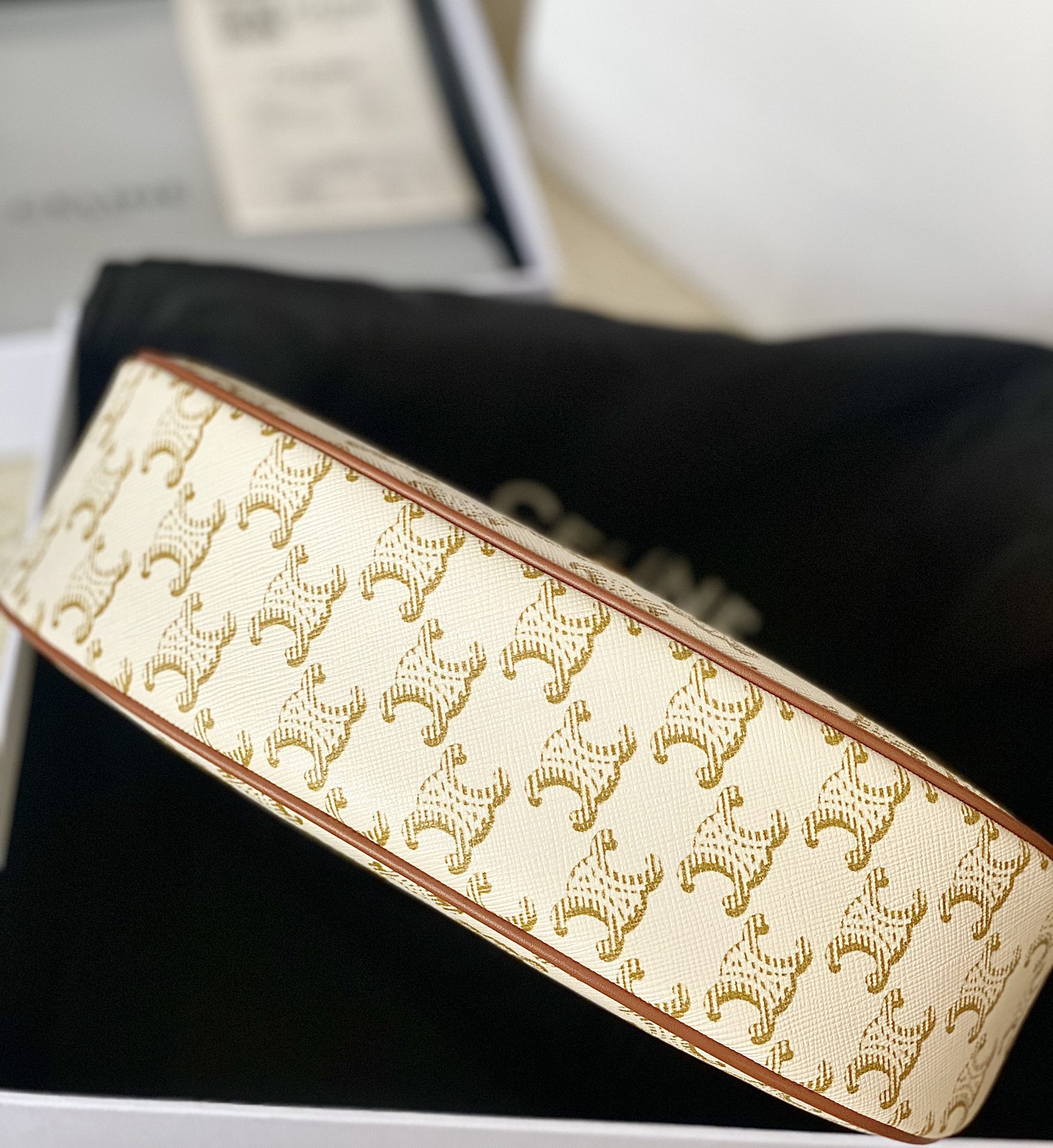 Ce**e ava triomphe soft bag