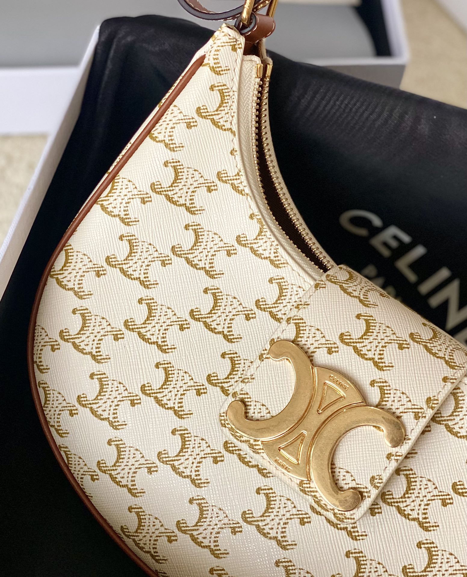 Ce**e ava triomphe soft bag