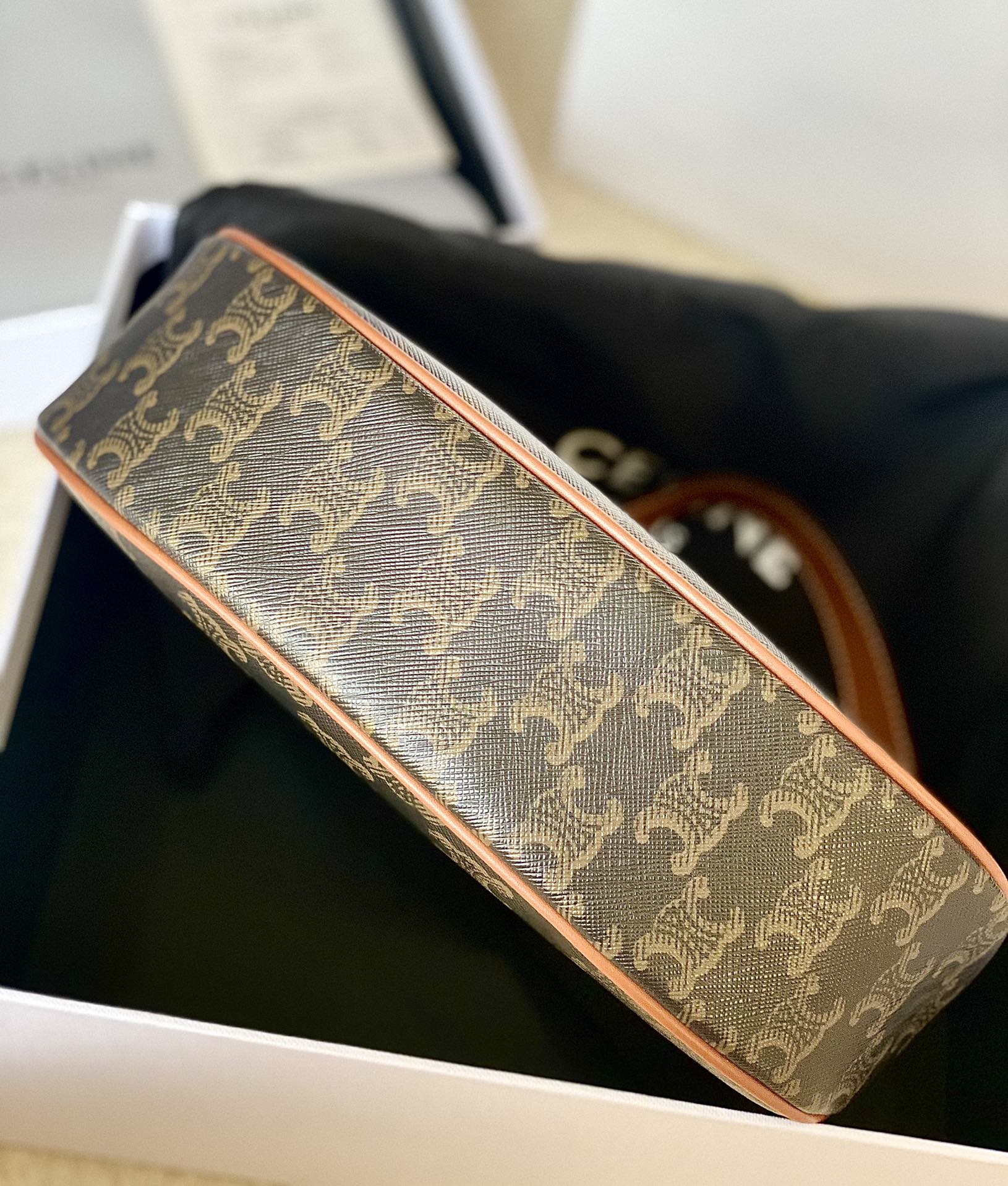 Ce**e ava triomphe soft bag