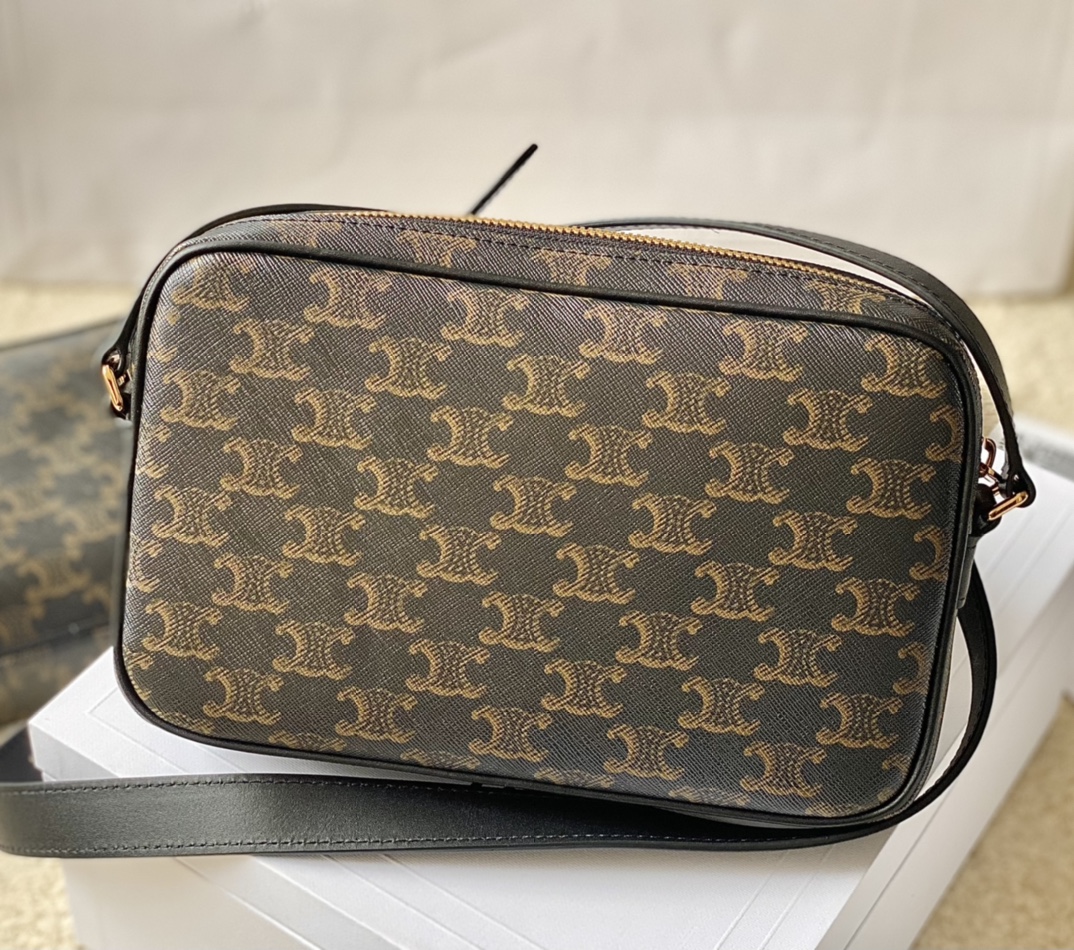 Ce**e medium messenger bag in triomphe canvas