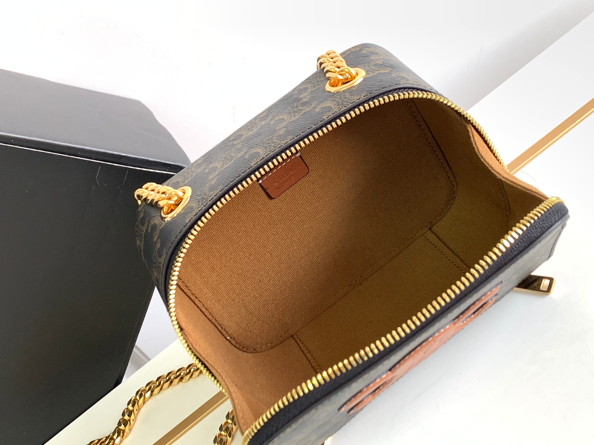 Ce**e box on chain cuir triomphe
