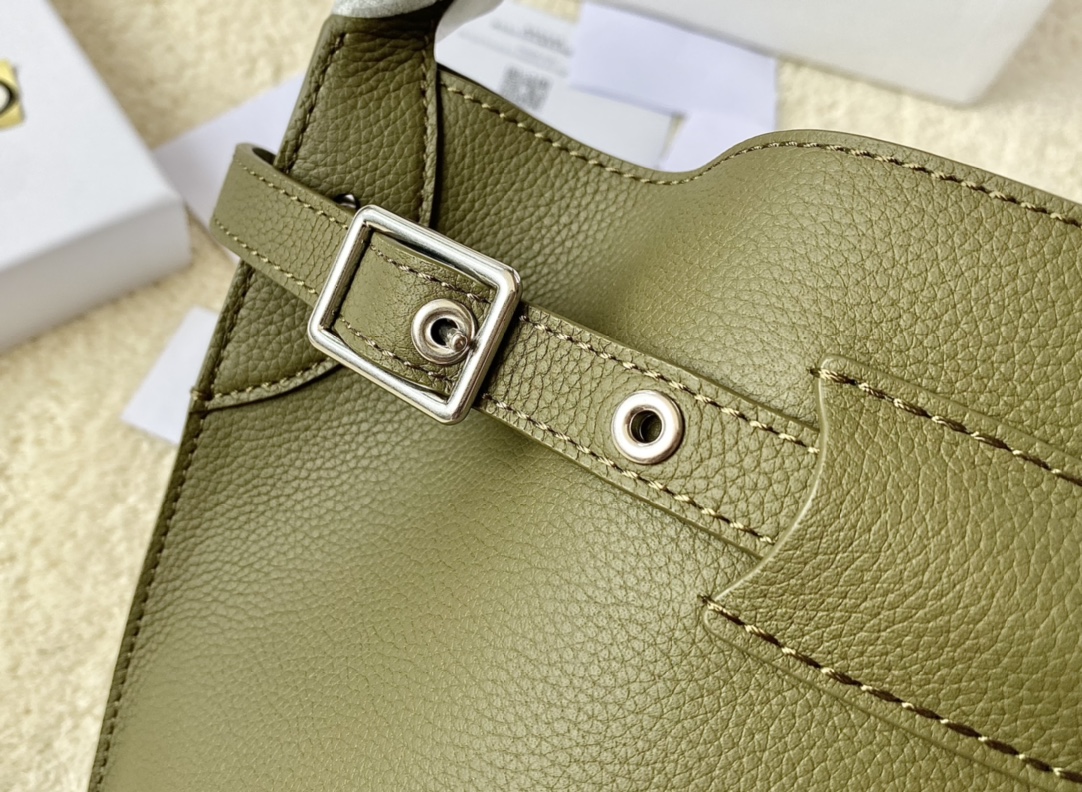 Ce**e small bucket bag