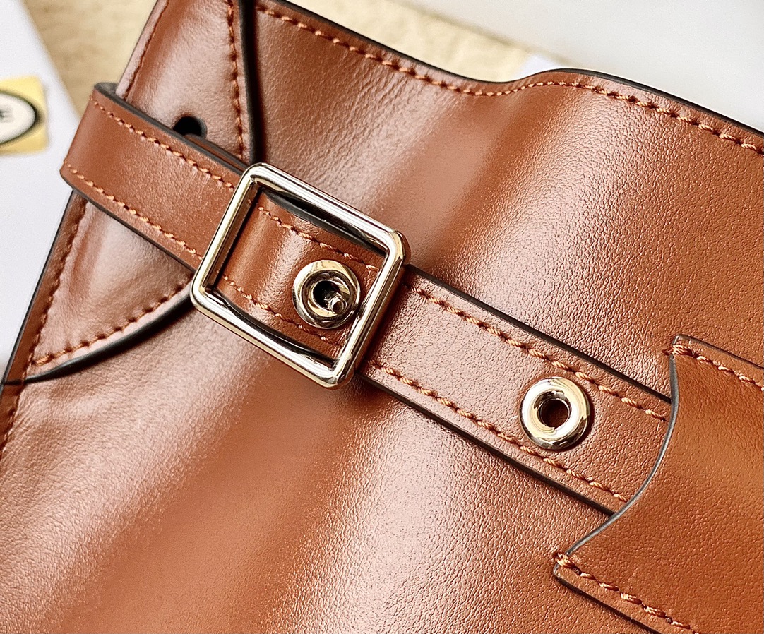 Ce**e small bucket bag
