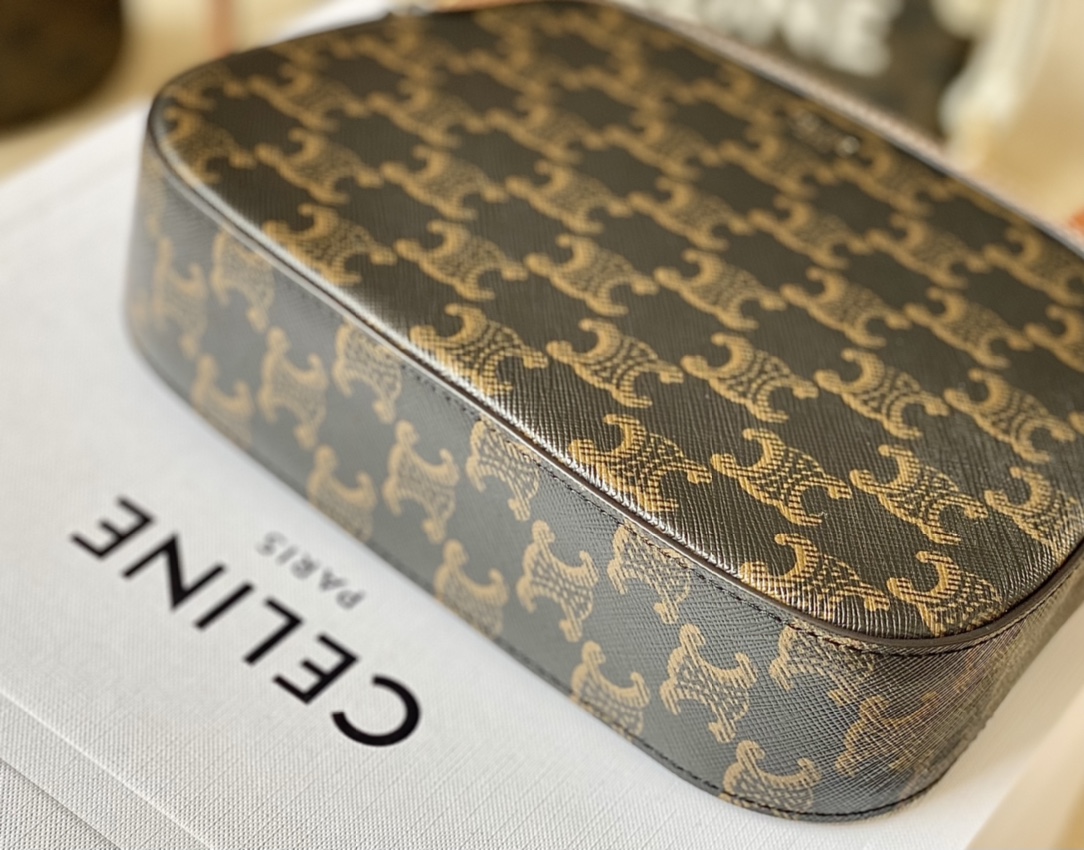 Ce**e triomphe small camera bag