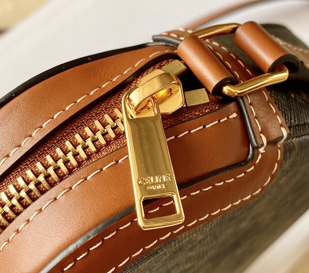 Ce**e triomphe small camera bag