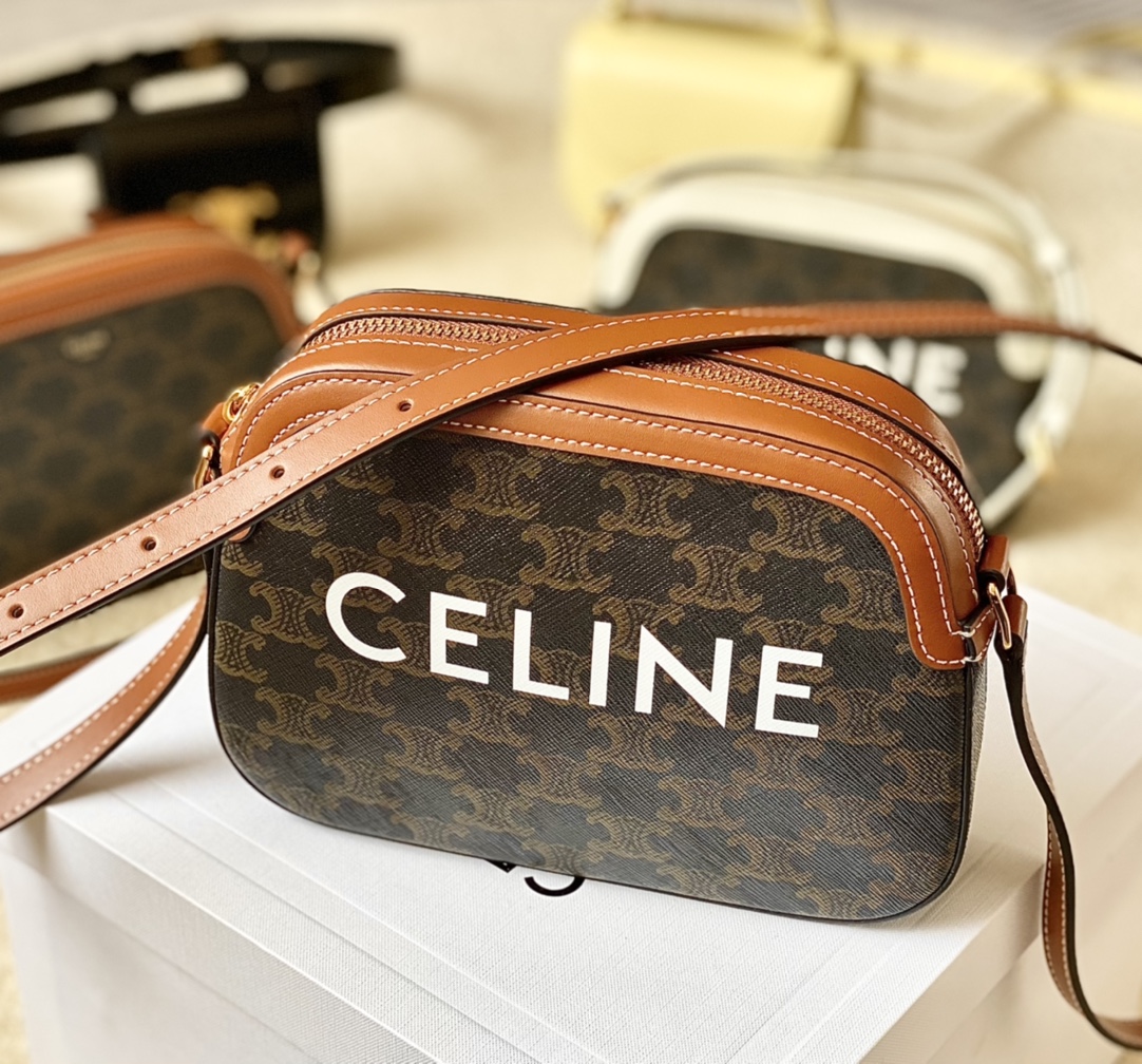 Ce**e triomphe small camera bag